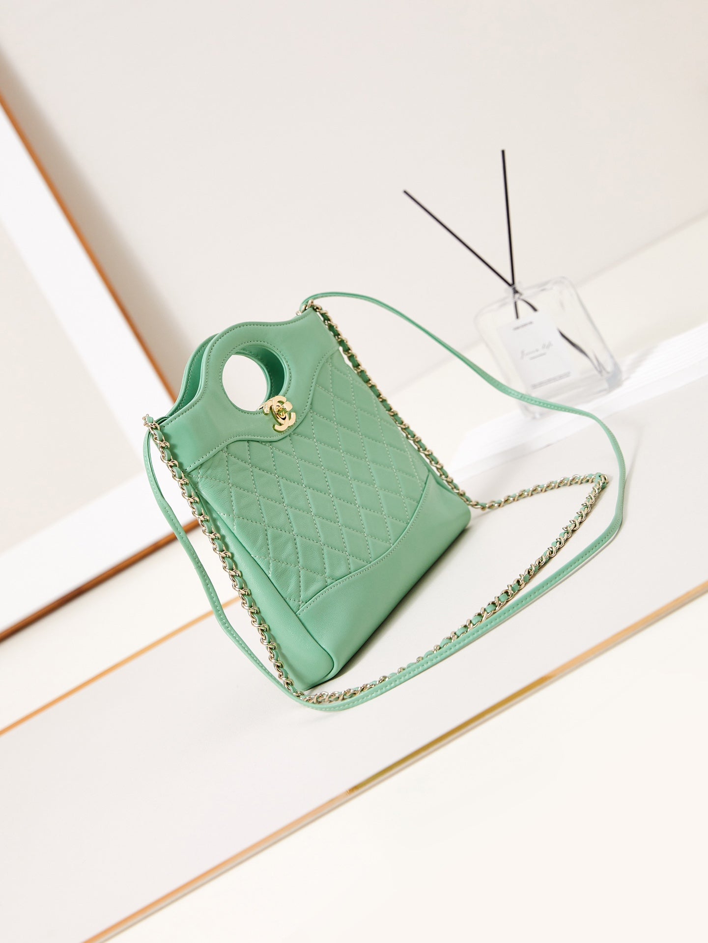 CC 24S31 MINI SAC CABAS 22 CM CUIR D'AGNEAU VERT CLAIR QUINCAILLERIE DORÉ