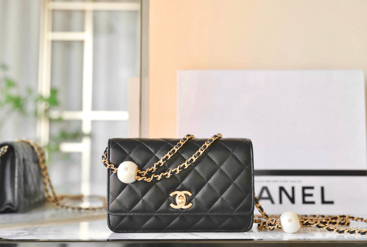 CC 24S WOC 19CM CUIR DE VEAU NOIR PEARL BALL 