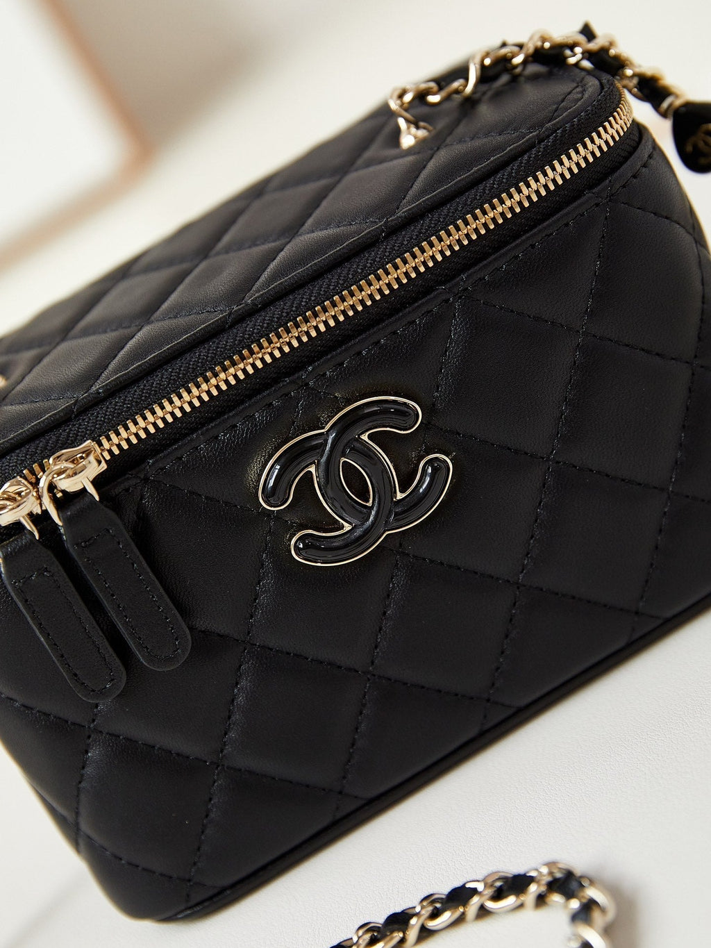 23P VANITY 17CM BLACK LAMBSKIN LIGHT GOLD HARDWARE