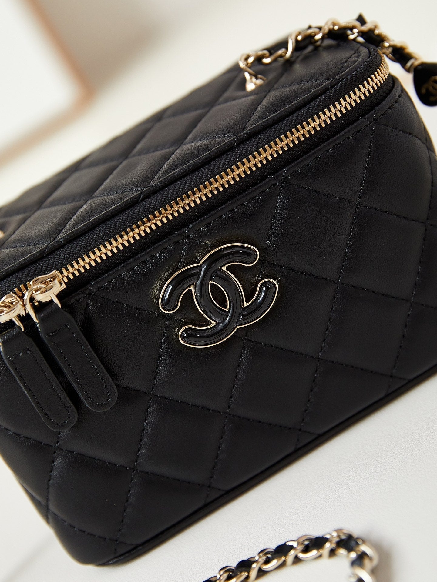 23P VANITY 17CM BLACK LAMBSKIN LIGHT GOLD HARDWARE