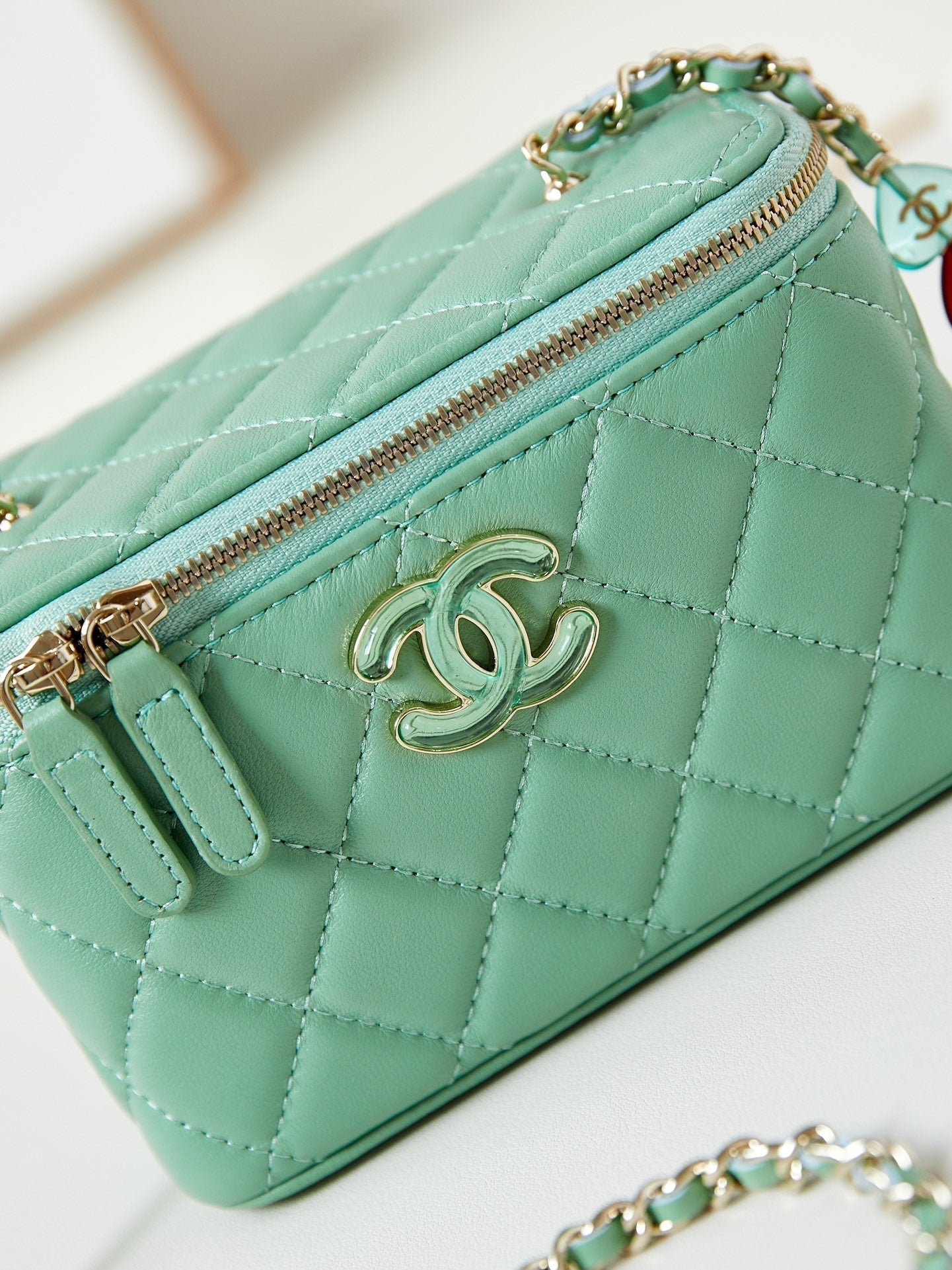 23P VANITY 17CM LIGHT GREEN LAMBSKIN LIGHT GOLD HARDWARE