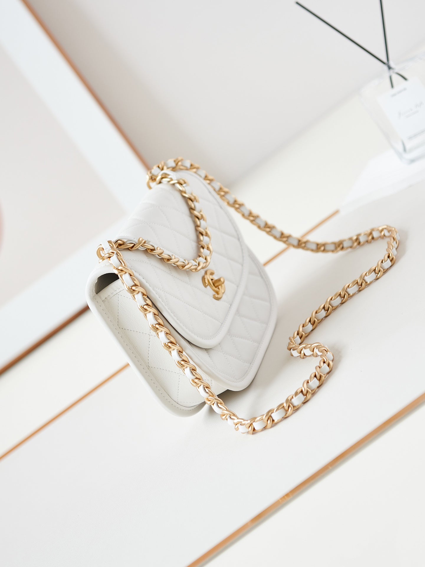 SAC MESSAGER 24S 23 CM CUIR DE VEAU BLANC QUINCAILLERIE DORÉE