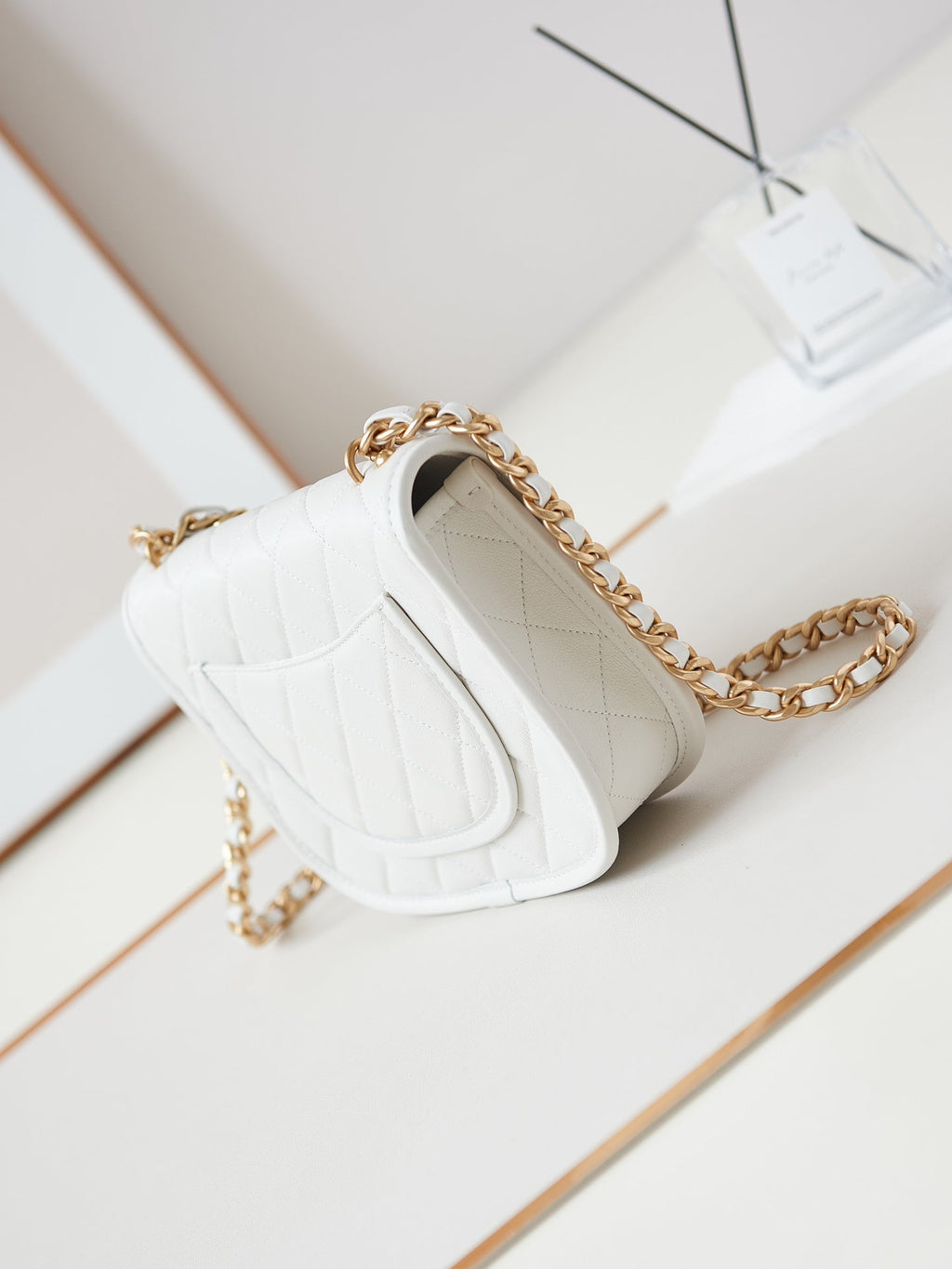 SAC MESSAGER 24S 23 CM CUIR DE VEAU BLANC QUINCAILLERIE DORÉE