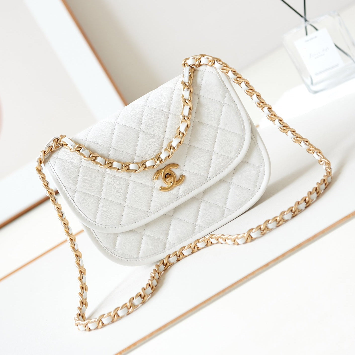 SAC MESSAGER 24S 23 CM CUIR DE VEAU BLANC QUINCAILLERIE DORÉE