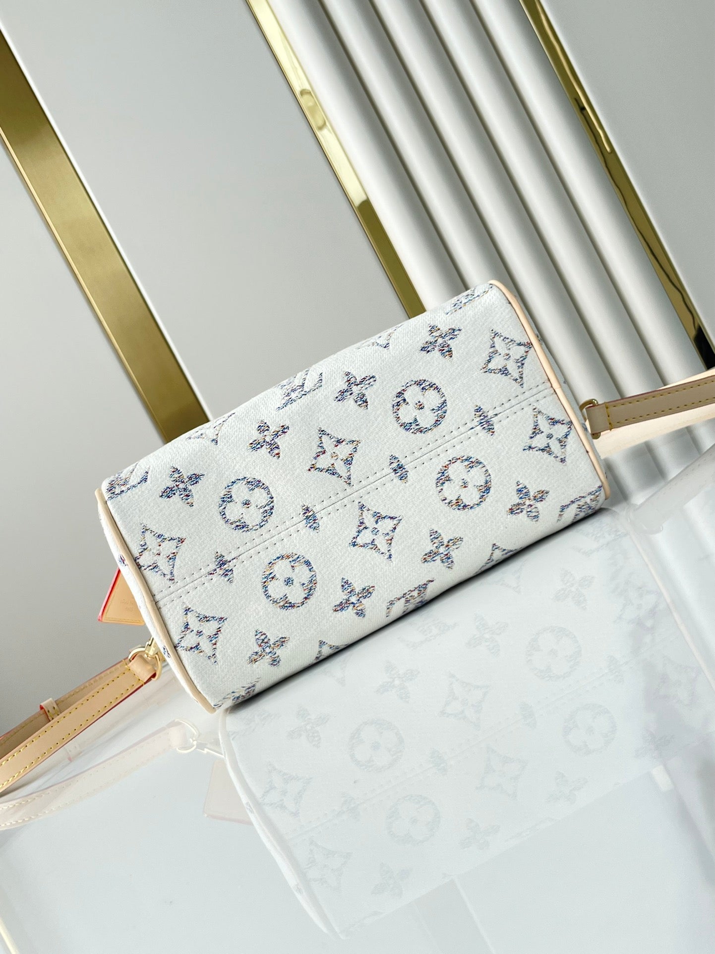 SAC BANDOULIÈRE SPEEDY 20 EN TISSU JACQUARD MONOGRAMME BLANC ET GARNITURES EN CUIR DE VEAU BEIGE