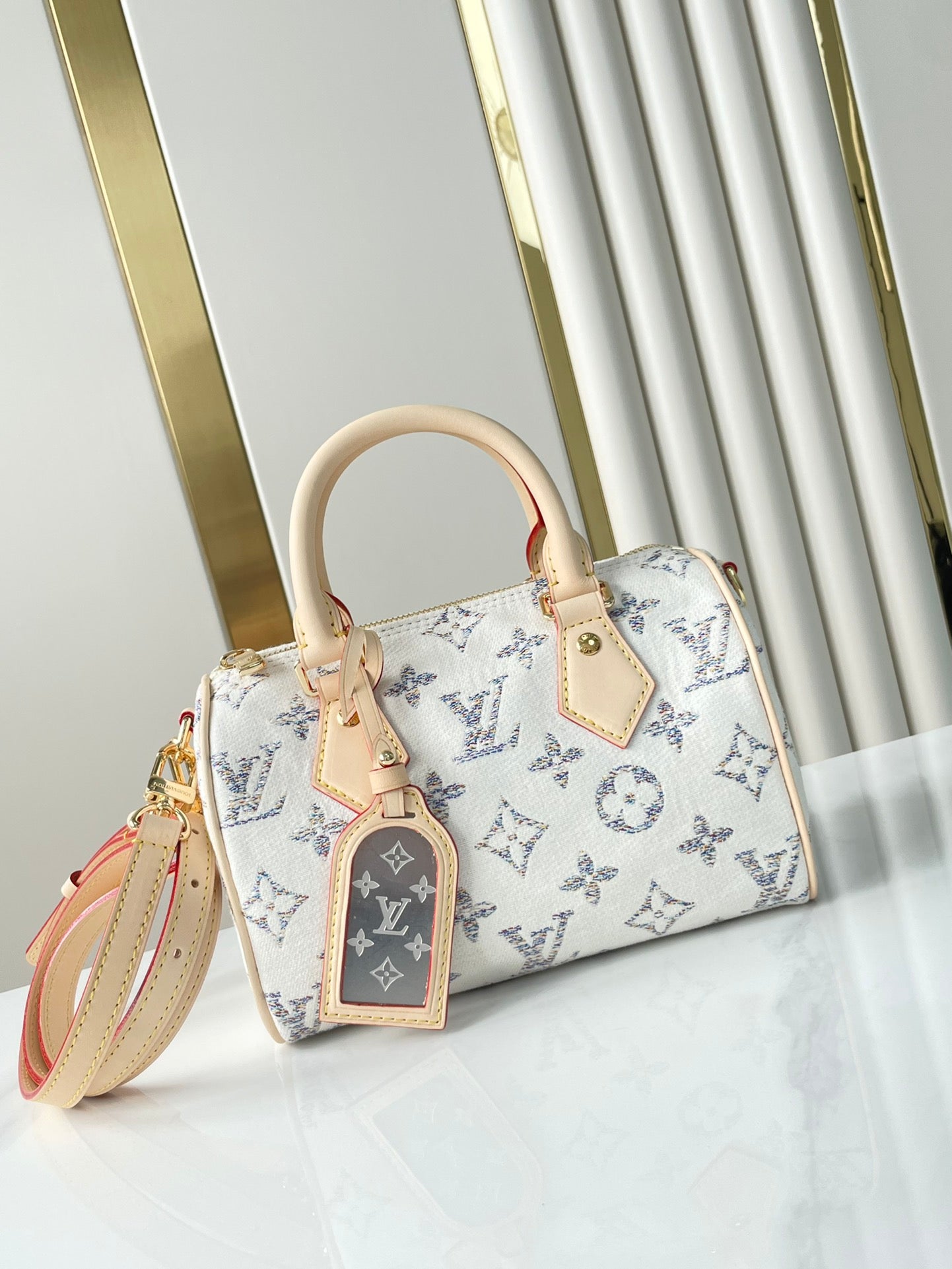 SAC BANDOULIÈRE SPEEDY 20 EN TISSU JACQUARD MONOGRAMME BLANC ET GARNITURES EN CUIR DE VEAU BEIGE