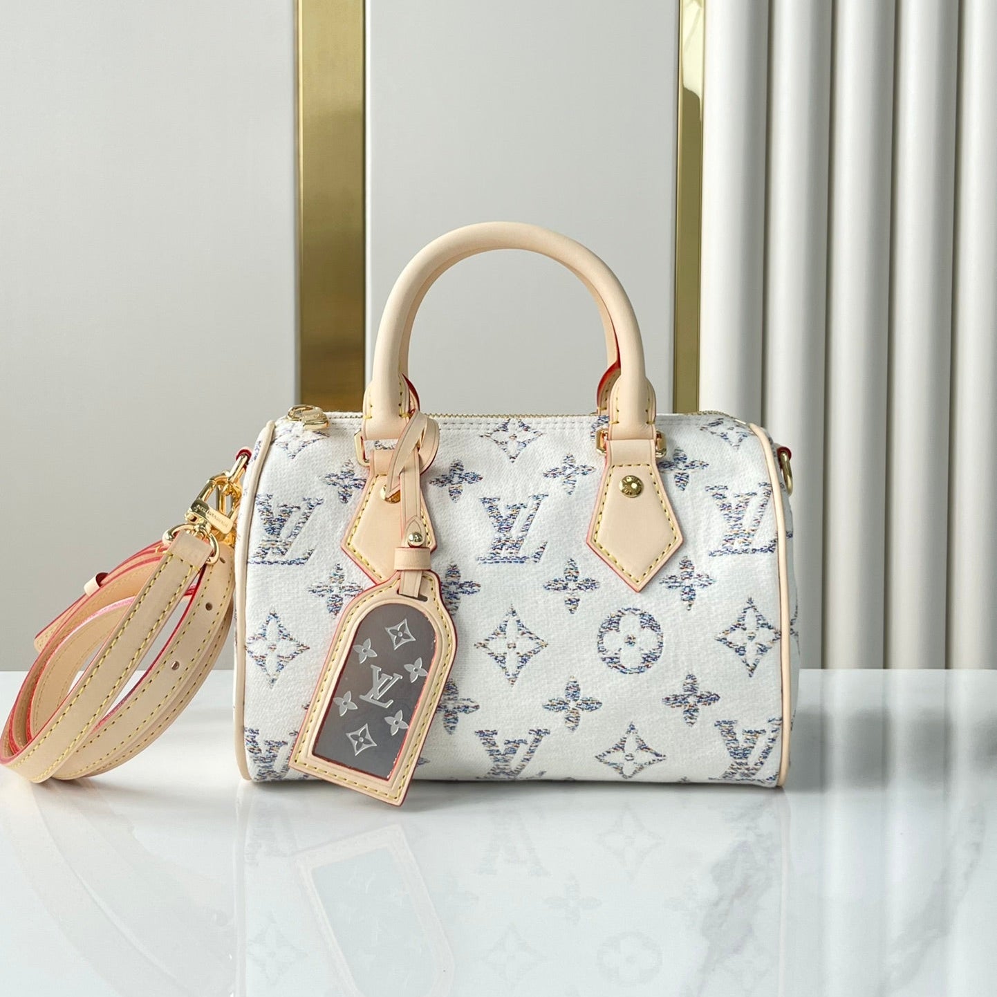SAC BANDOULIÈRE SPEEDY 20 EN TISSU JACQUARD MONOGRAMME BLANC ET GARNITURES EN CUIR DE VEAU BEIGE