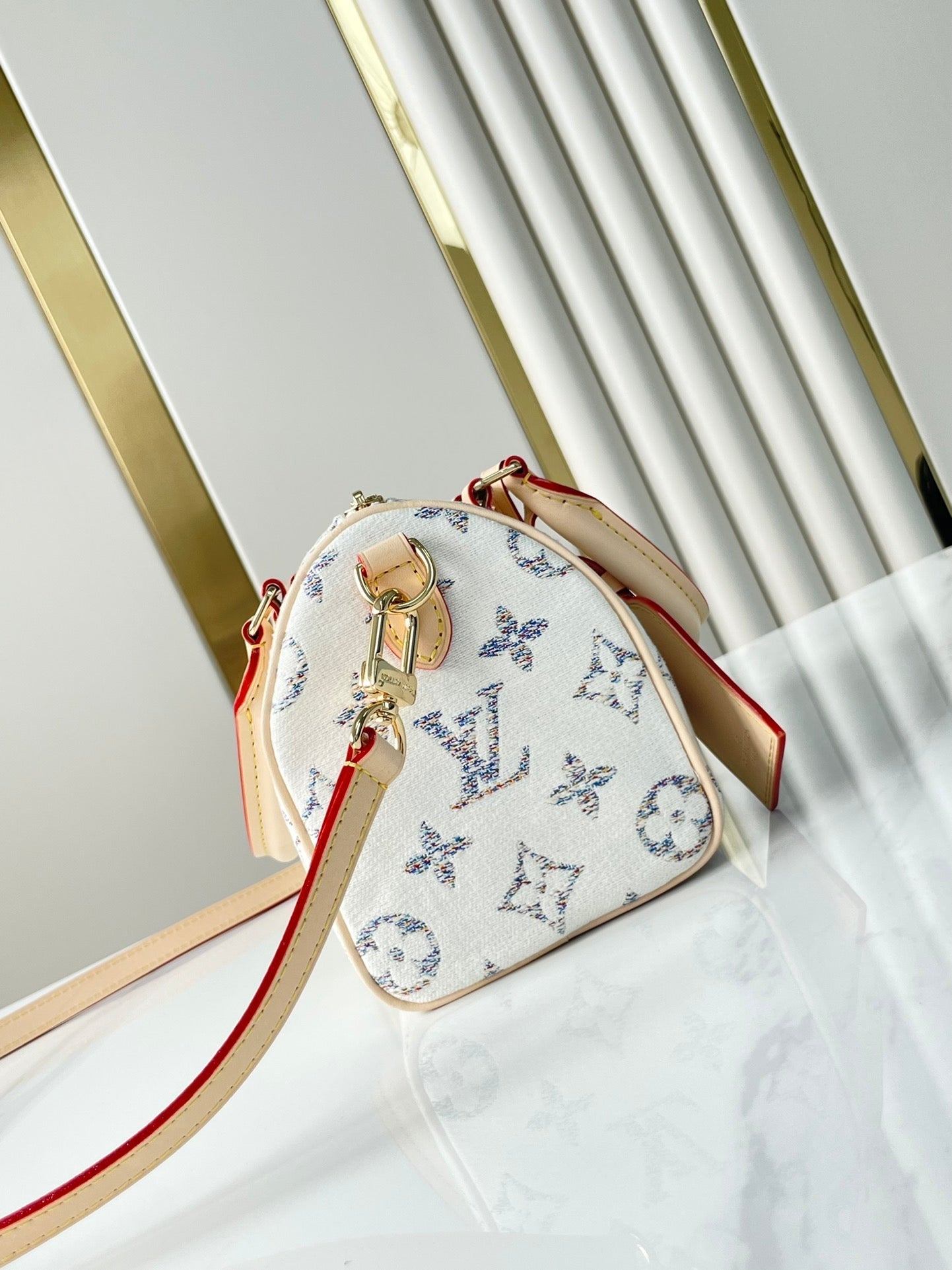 SAC BANDOULIÈRE SPEEDY 20 EN TISSU JACQUARD MONOGRAMME BLANC ET GARNITURES EN CUIR DE VEAU BEIGE
