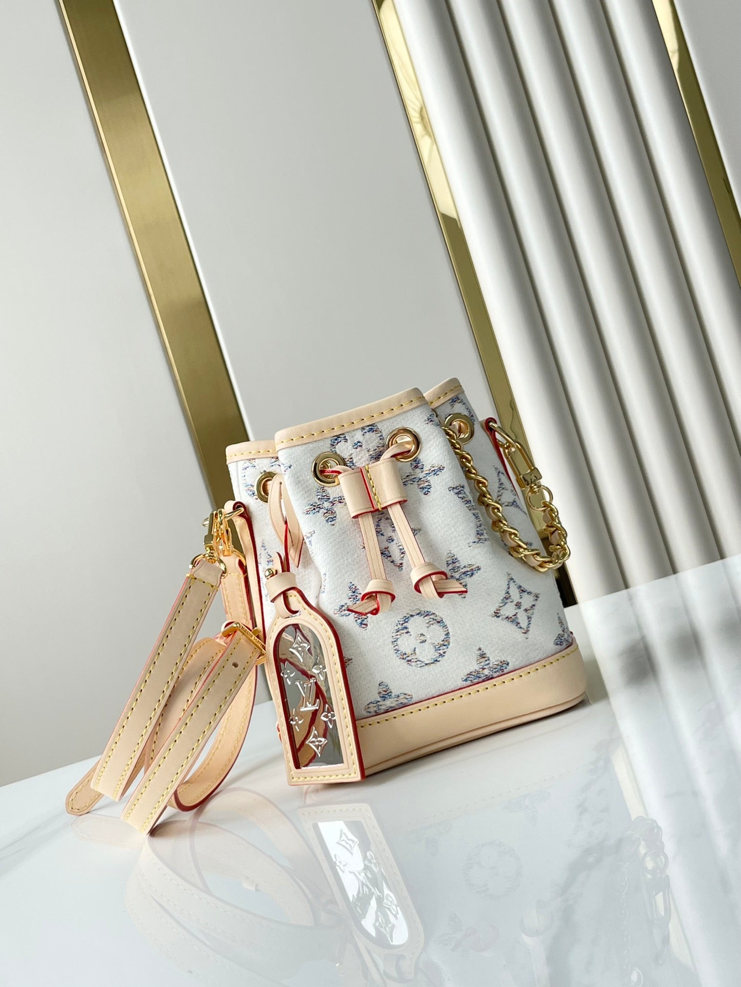 NANO NOÉ 16 EN TISSU JACQUARD MONOGRAMME BLANC ET GARNITURES EN CUIR DE VEAU BEIGE