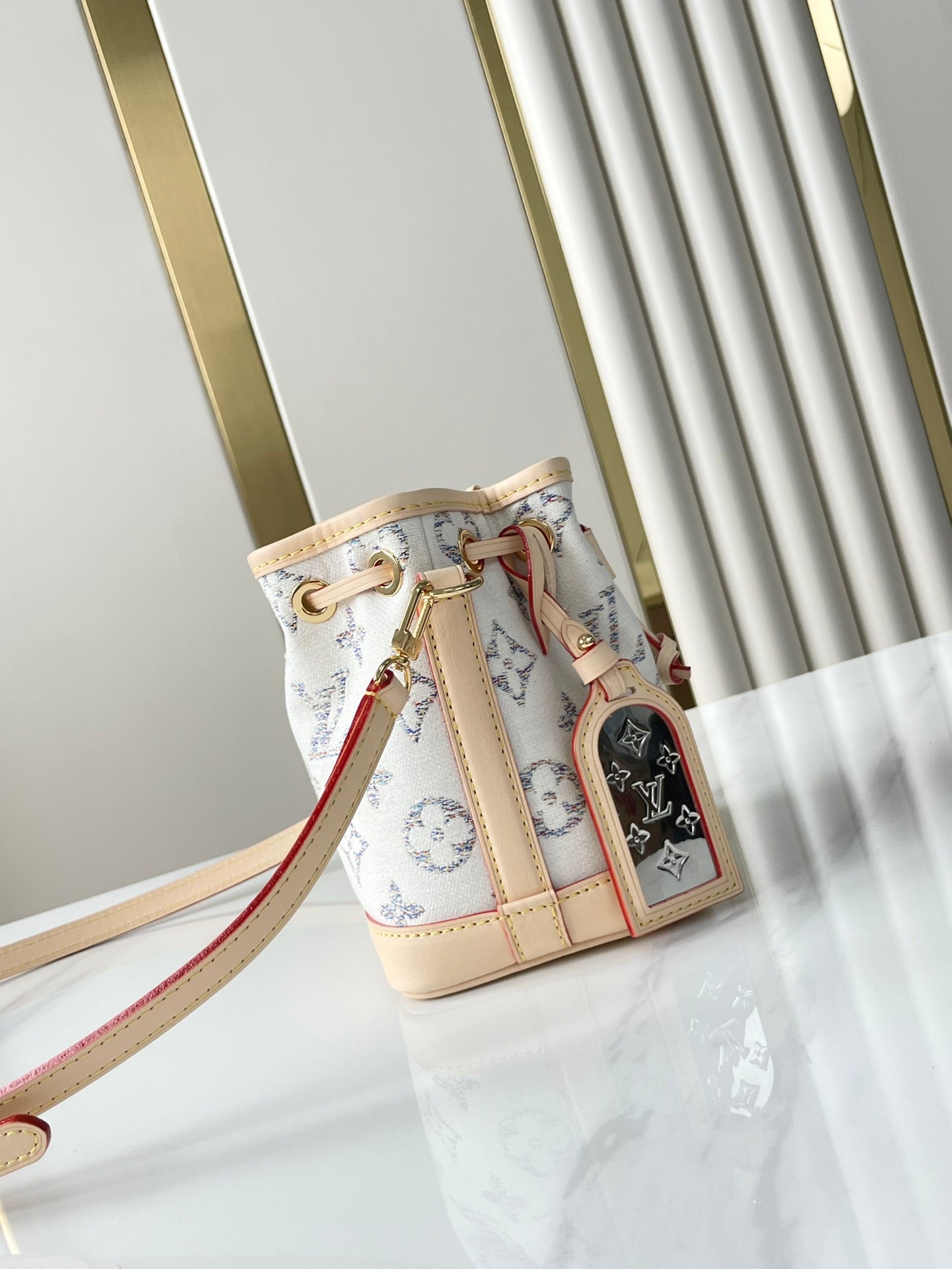 NANO NOÉ 16 EN TISSU JACQUARD MONOGRAMME BLANC ET GARNITURES EN CUIR DE VEAU BEIGE
