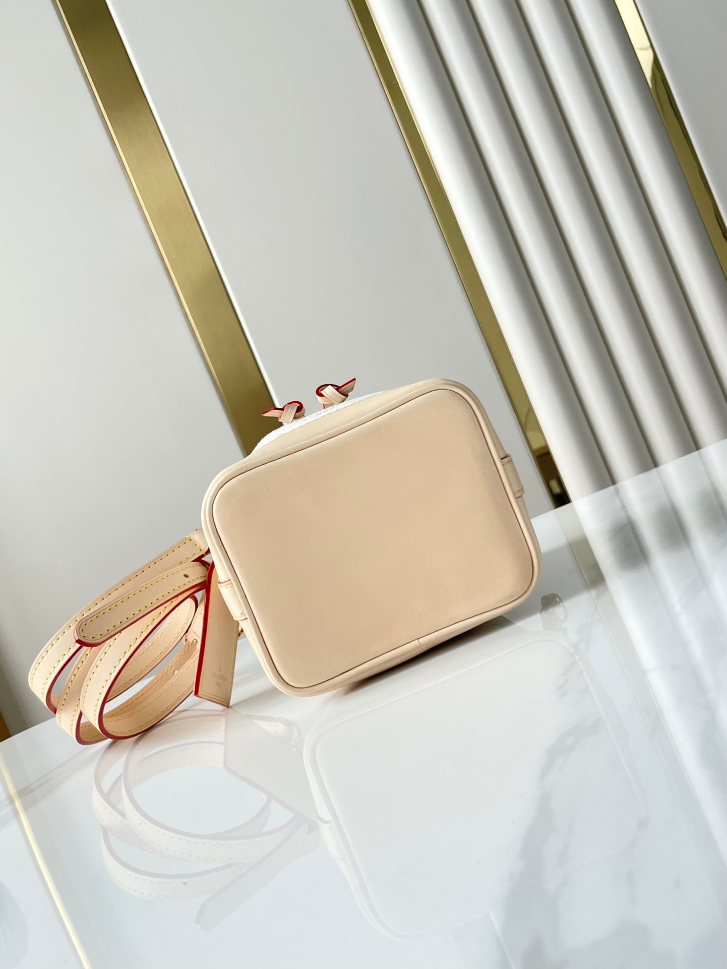 NANO NOÉ 16 EN TISSU JACQUARD MONOGRAMME BLANC ET GARNITURES EN CUIR DE VEAU BEIGE