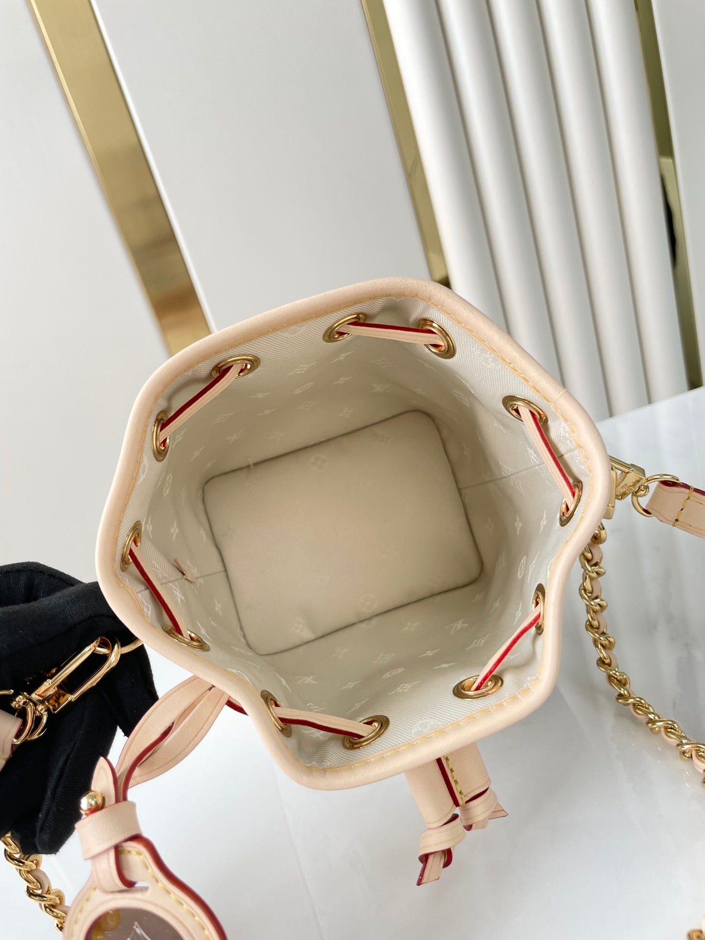 NANO NOÉ 16 EN TISSU JACQUARD MONOGRAMME BLANC ET GARNITURES EN CUIR DE VEAU BEIGE