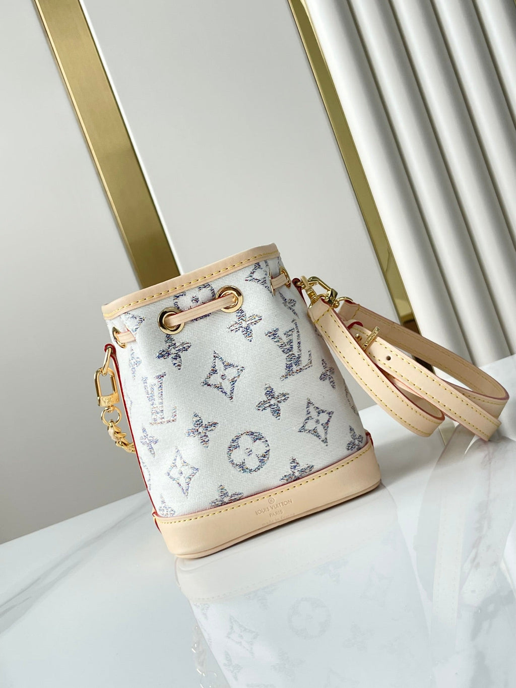 NANO NOÉ 16 EN TISSU JACQUARD MONOGRAMME BLANC ET GARNITURES EN CUIR DE VEAU BEIGE