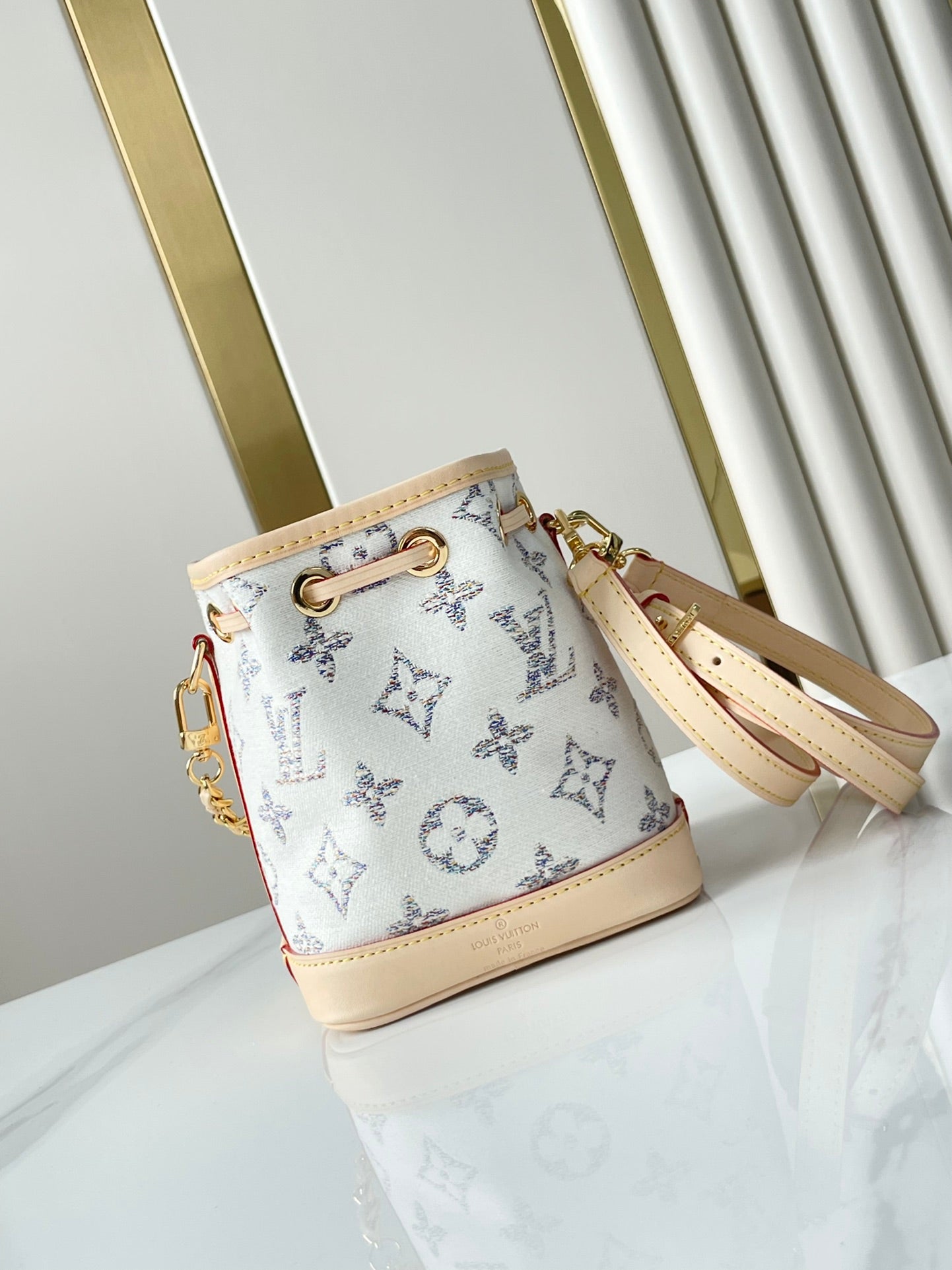 NANO NOÉ 16 EN TISSU JACQUARD MONOGRAMME BLANC ET GARNITURES EN CUIR DE VEAU BEIGE