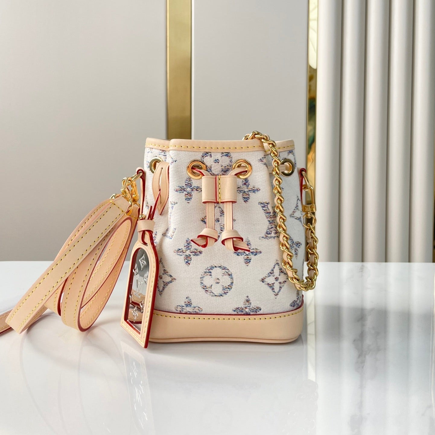 NANO NOÉ 16 EN TISSU JACQUARD MONOGRAMME BLANC ET GARNITURES EN CUIR DE VEAU BEIGE