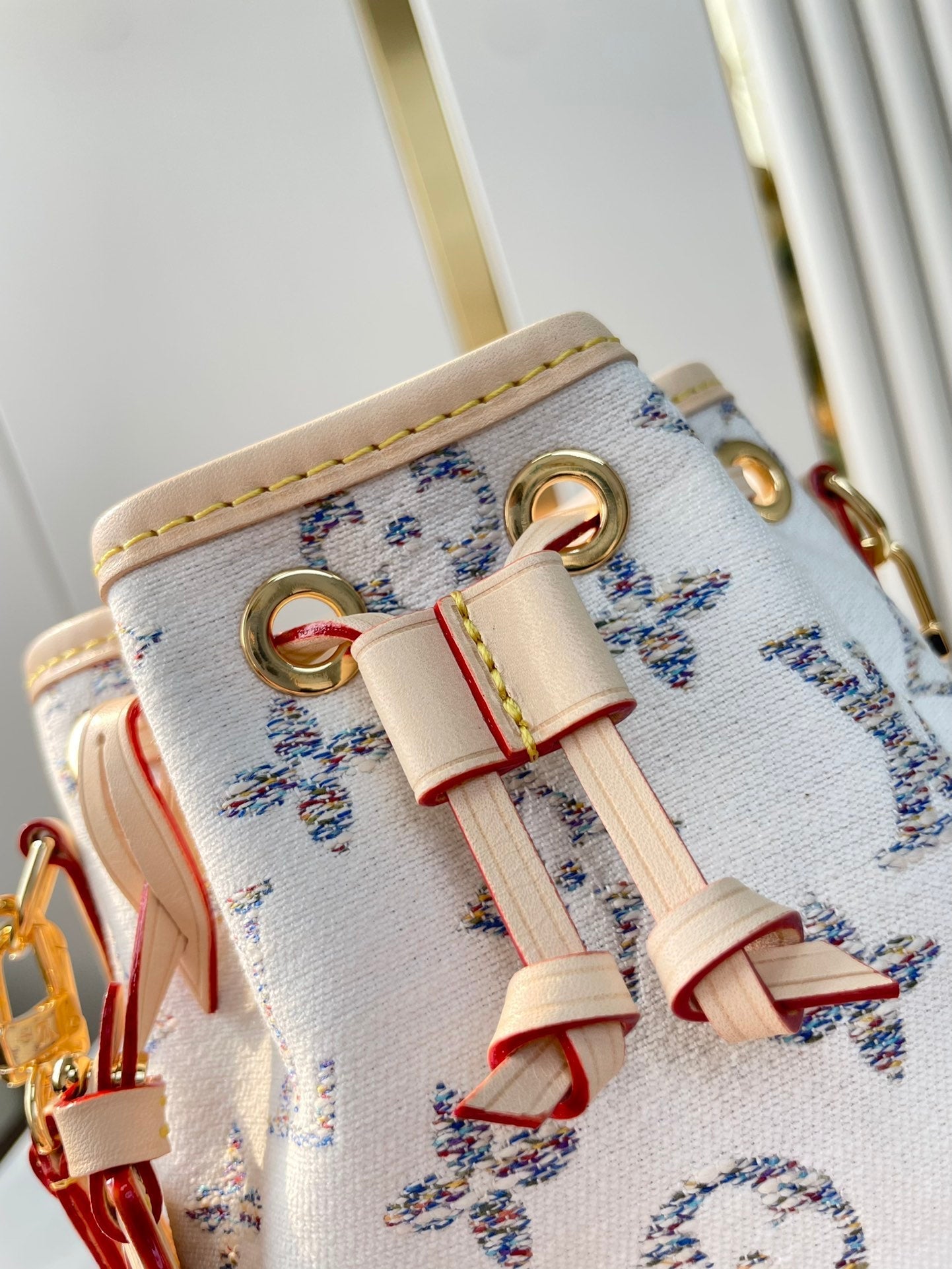 NANO NOÉ 16 EN TISSU JACQUARD MONOGRAMME BLANC ET GARNITURES EN CUIR DE VEAU BEIGE