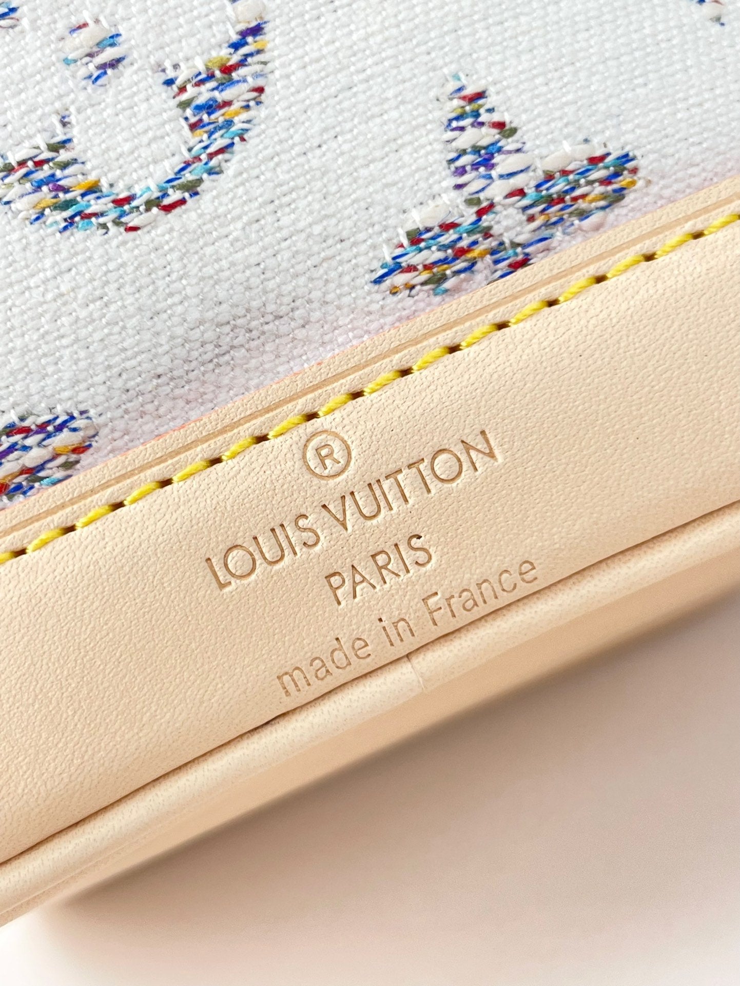 NANO NOÉ 16 EN TISSU JACQUARD MONOGRAMME BLANC ET GARNITURES EN CUIR DE VEAU BEIGE