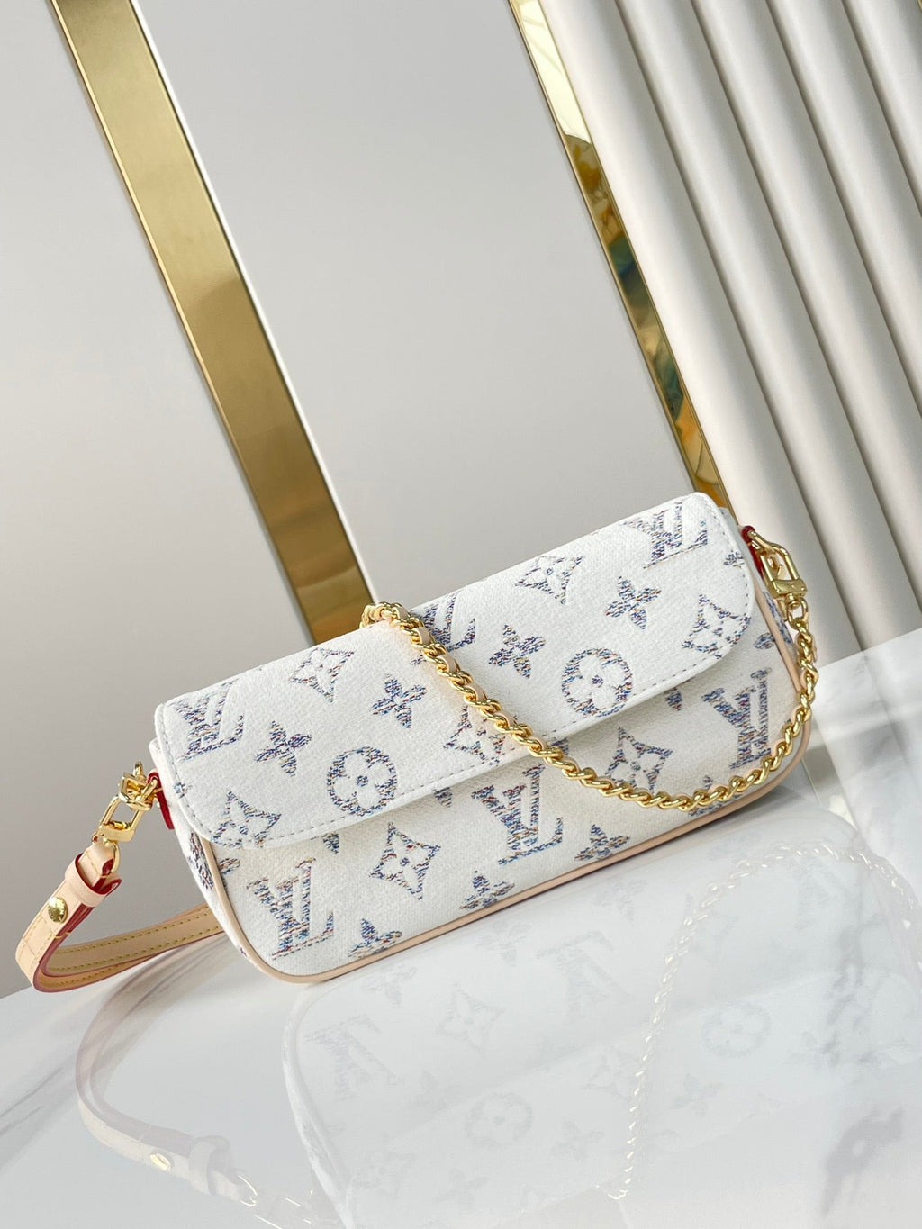 PORTEFEUILLE SUR CHAÎNE IVY 23 EN TISSU JACQUARD MONOGRAMME BLANC, QUINCAILLERIE DORÉ
