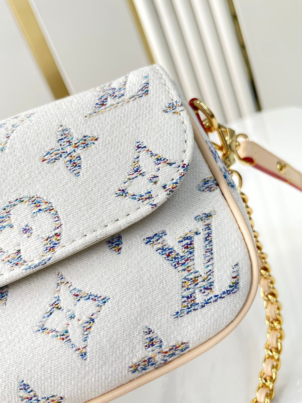 PORTEFEUILLE SUR CHAÎNE IVY 23 EN TISSU JACQUARD MONOGRAMME BLANC, QUINCAILLERIE DORÉ