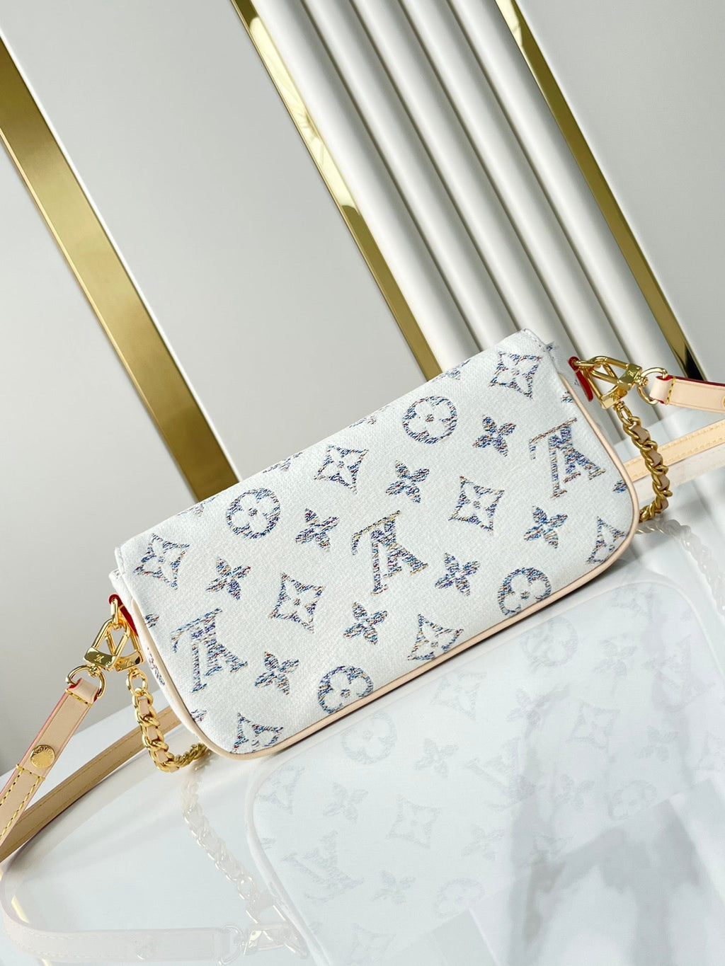PORTEFEUILLE SUR CHAÎNE IVY 23 EN TISSU JACQUARD MONOGRAMME BLANC, QUINCAILLERIE DORÉ