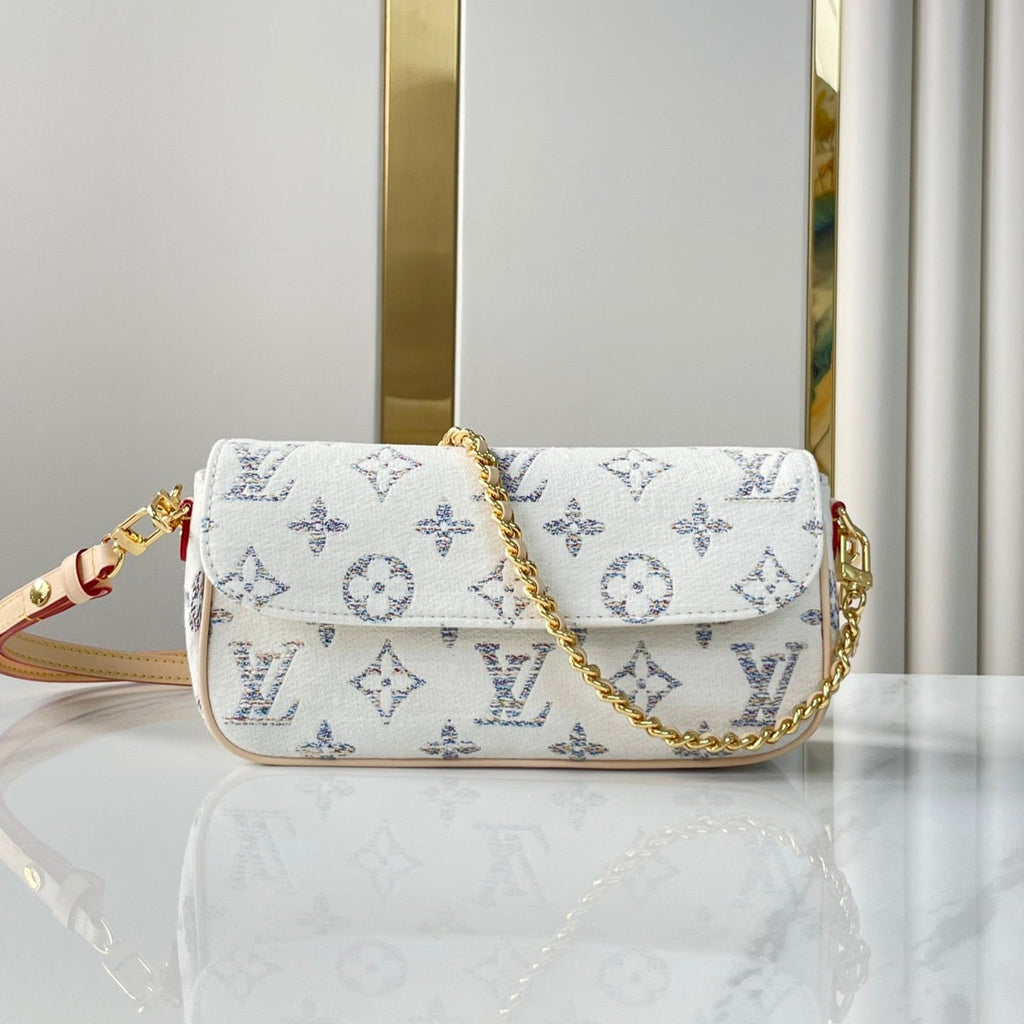 PORTEFEUILLE SUR CHAÎNE IVY 23 EN TISSU JACQUARD MONOGRAMME BLANC, QUINCAILLERIE DORÉ
