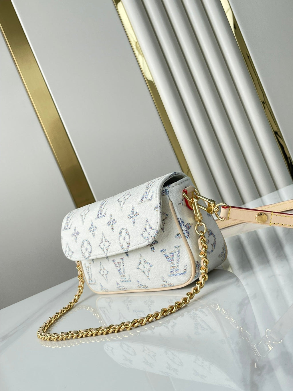 PORTEFEUILLE SUR CHAÎNE IVY 23 EN TISSU JACQUARD MONOGRAMME BLANC, QUINCAILLERIE DORÉ