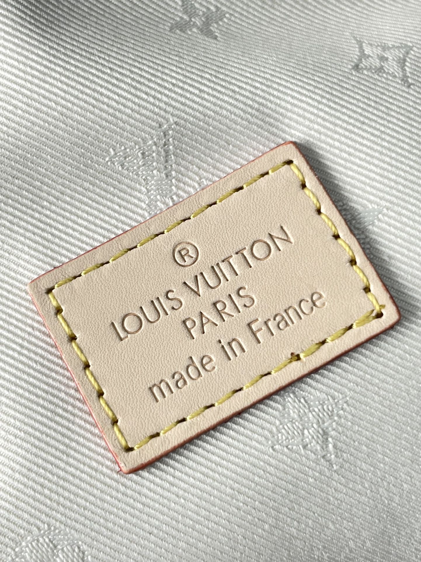 PORTEFEUILLE SUR CHAÎNE IVY 23 EN TISSU JACQUARD MONOGRAMME BLANC, QUINCAILLERIE DORÉ