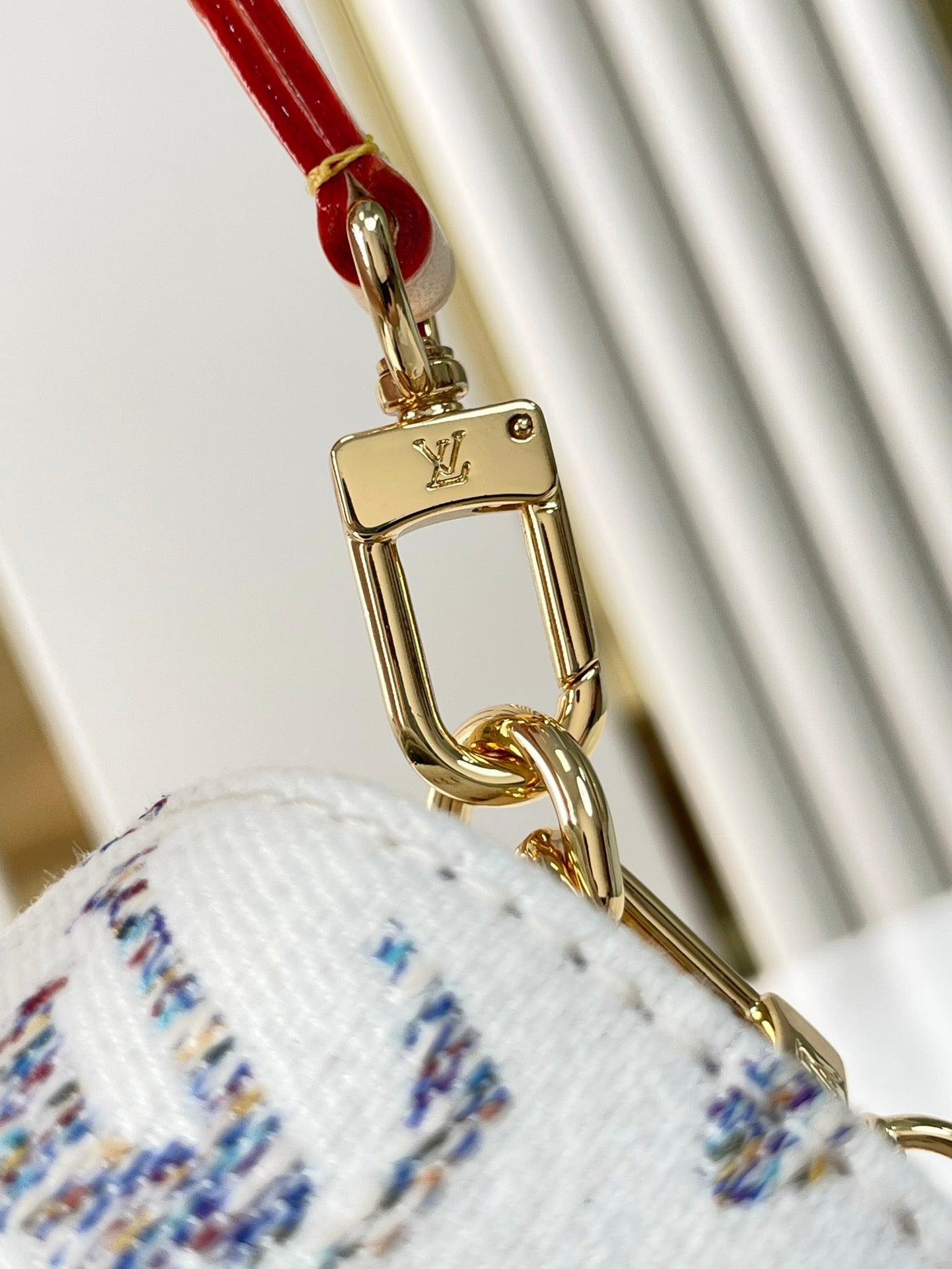 PORTEFEUILLE SUR CHAÎNE IVY 23 EN TISSU JACQUARD MONOGRAMME BLANC, QUINCAILLERIE DORÉ