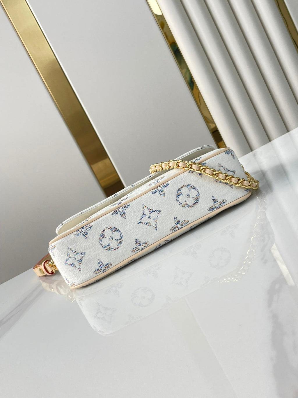 PORTEFEUILLE SUR CHAÎNE IVY 23 EN TISSU JACQUARD MONOGRAMME BLANC, QUINCAILLERIE DORÉ