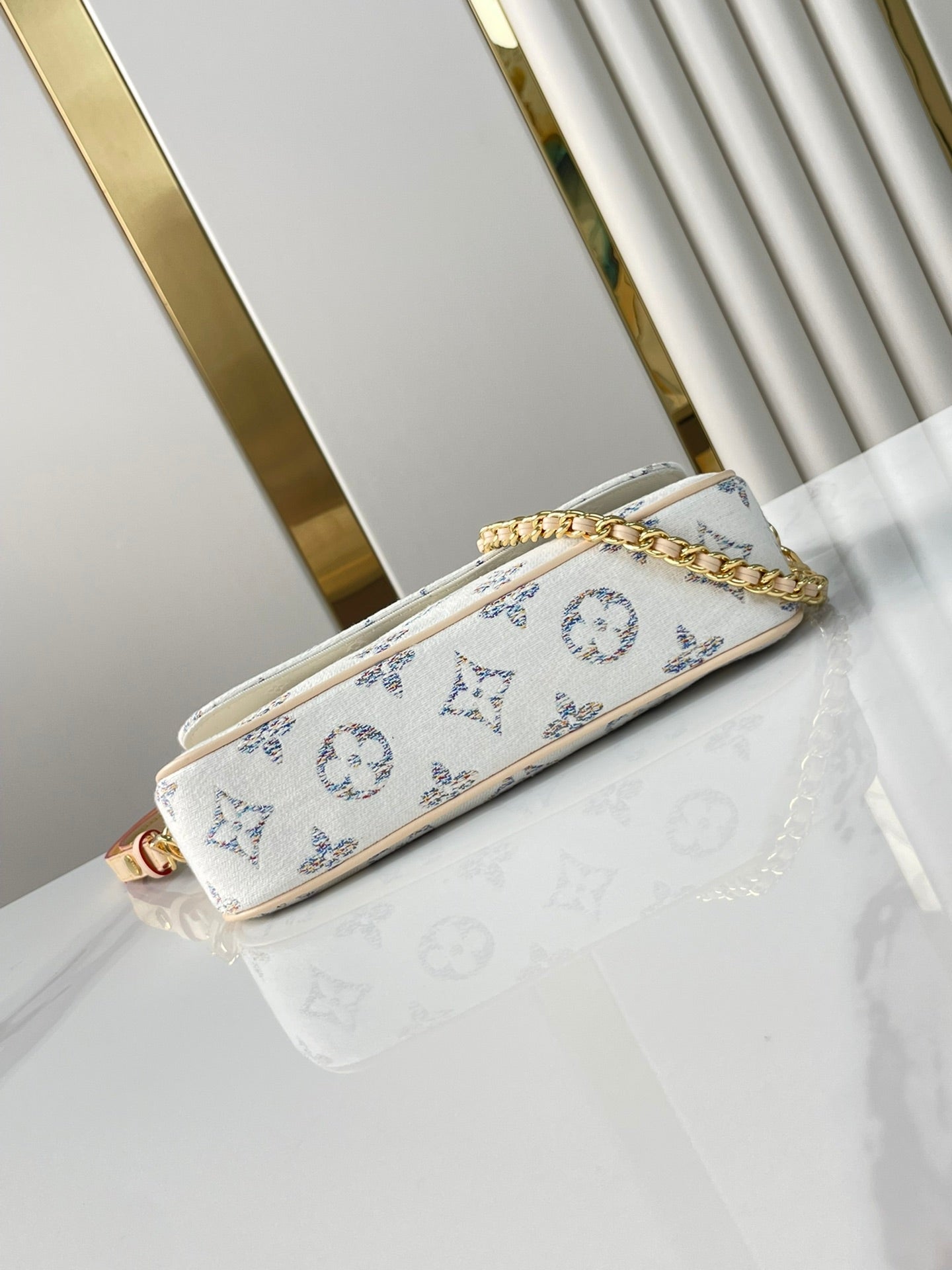 PORTEFEUILLE SUR CHAÎNE IVY 23 EN TISSU JACQUARD MONOGRAMME BLANC, QUINCAILLERIE DORÉ