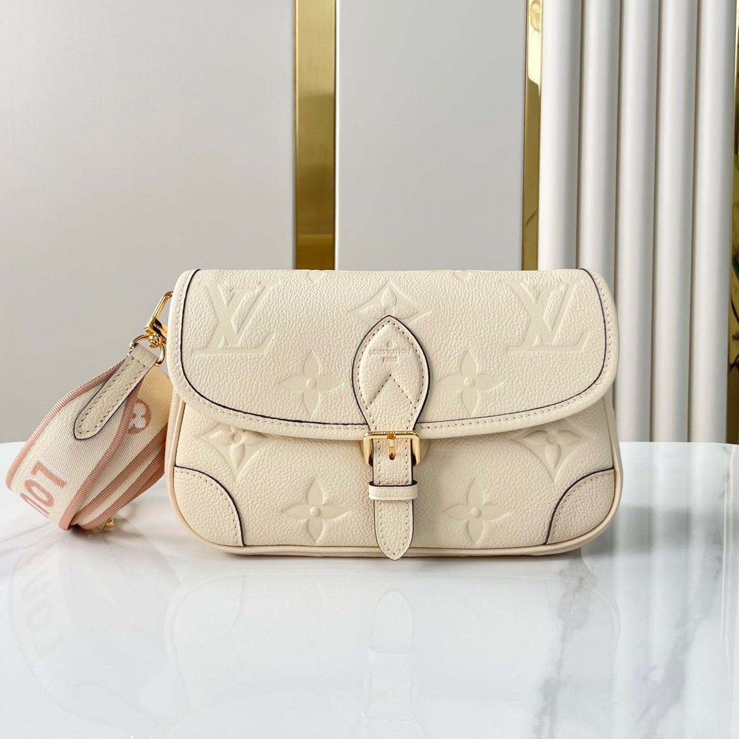 DIANE 23 EN CUIR EMPREINTE MONOGRAMME CRÈME