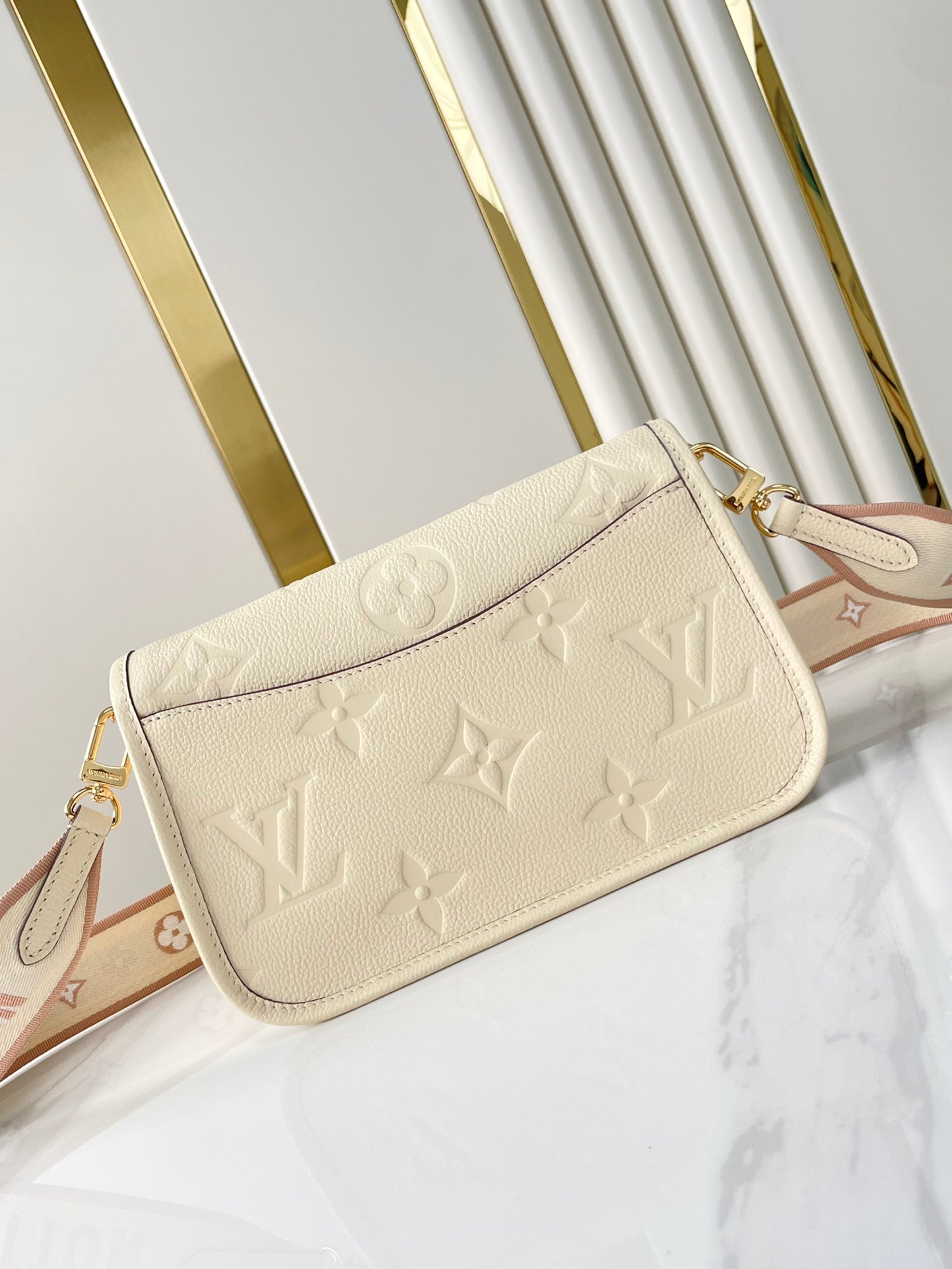 DIANE 23 EN CUIR EMPREINTE MONOGRAMME CRÈME