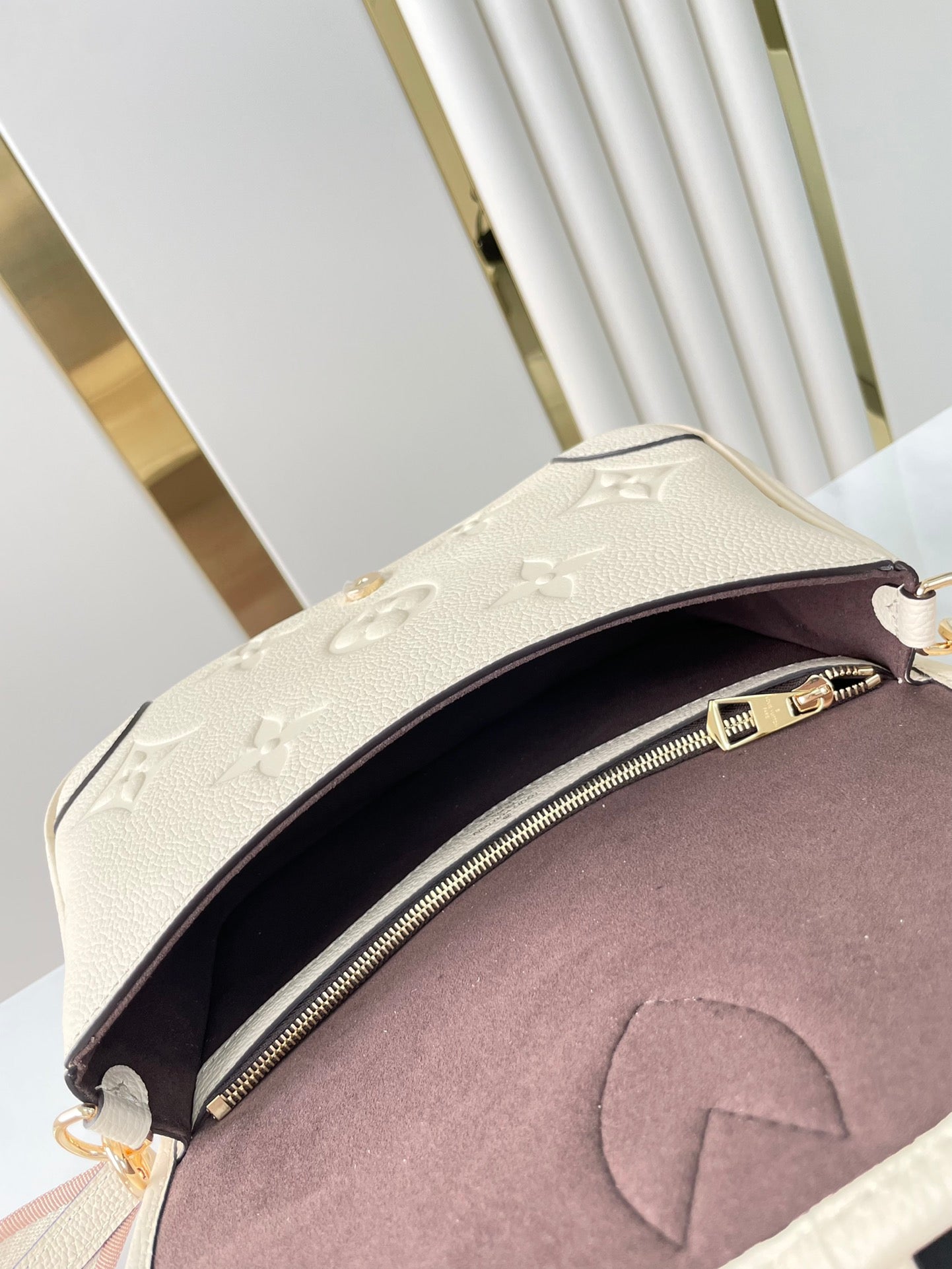 DIANE 23 EN CUIR EMPREINTE MONOGRAMME CRÈME