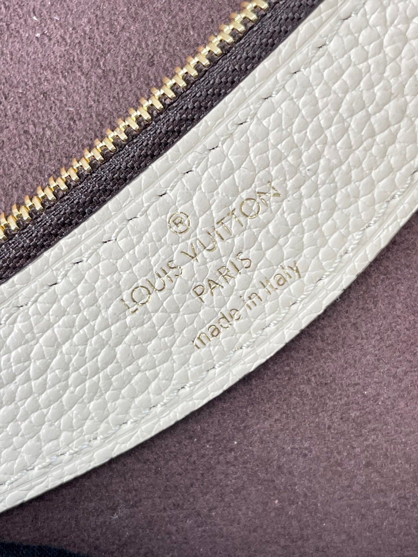 DIANE 23 EN CUIR EMPREINTE MONOGRAMME CRÈME