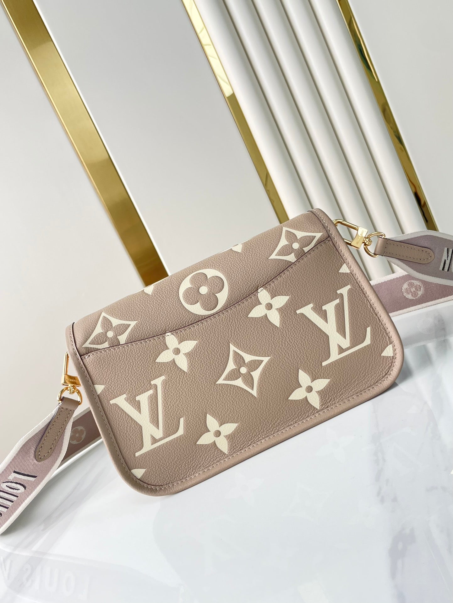 DIANE 23 EN CUIR EMPREINTE MONOGRAMME BLANC TOURTERELLE