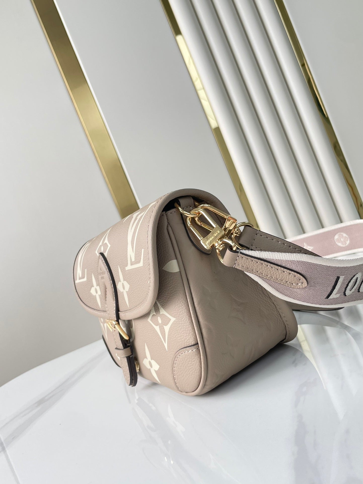 DIANE 23 EN CUIR EMPREINTE MONOGRAMME BLANC TOURTERELLE