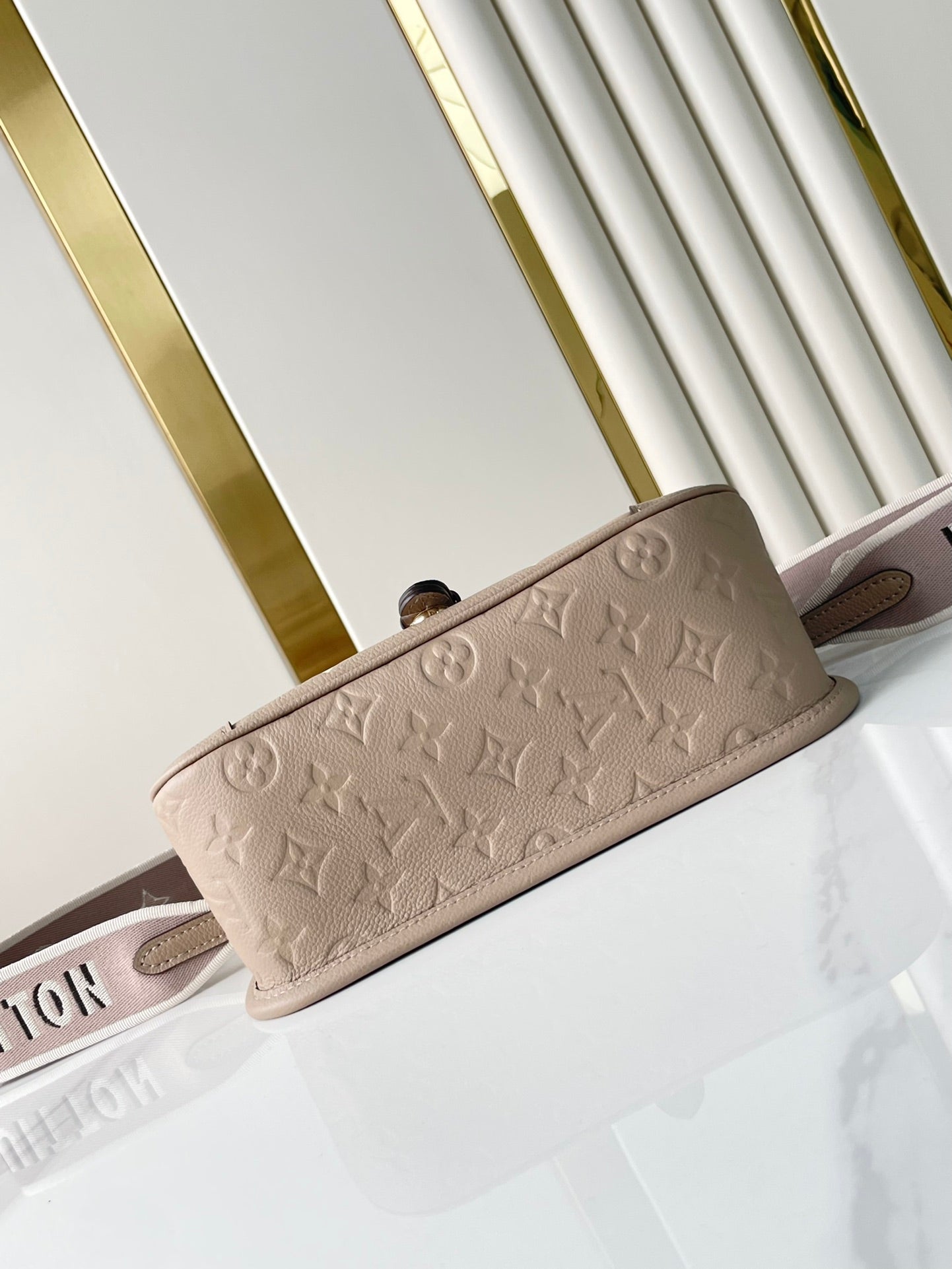 DIANE 23 EN CUIR EMPREINTE MONOGRAMME BLANC TOURTERELLE