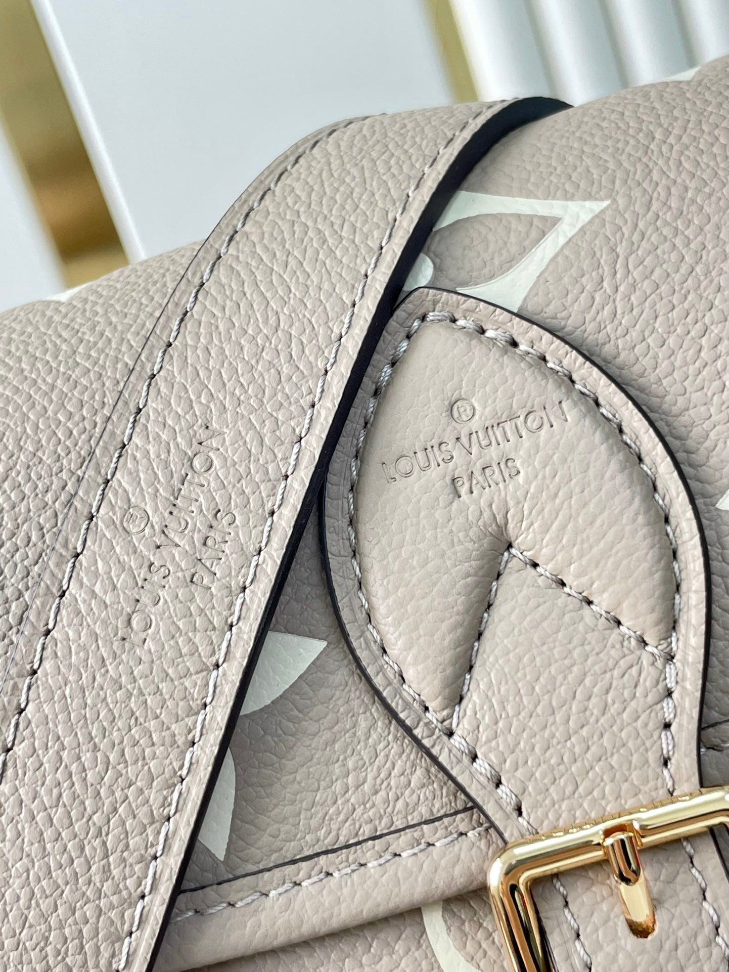 DIANE 23 EN CUIR EMPREINTE MONOGRAMME BLANC TOURTERELLE