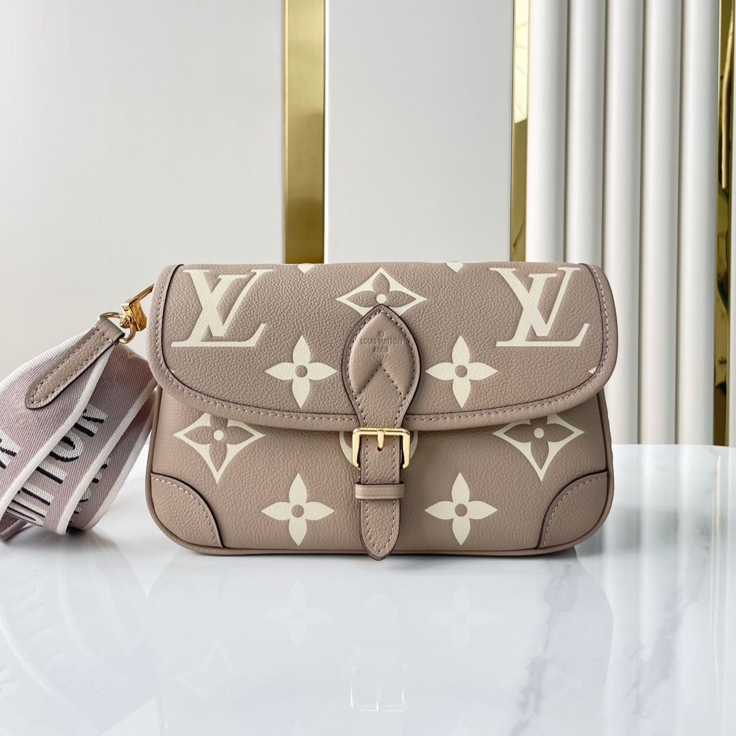 DIANE 23 EN CUIR EMPREINTE MONOGRAMME BLANC TOURTERELLE