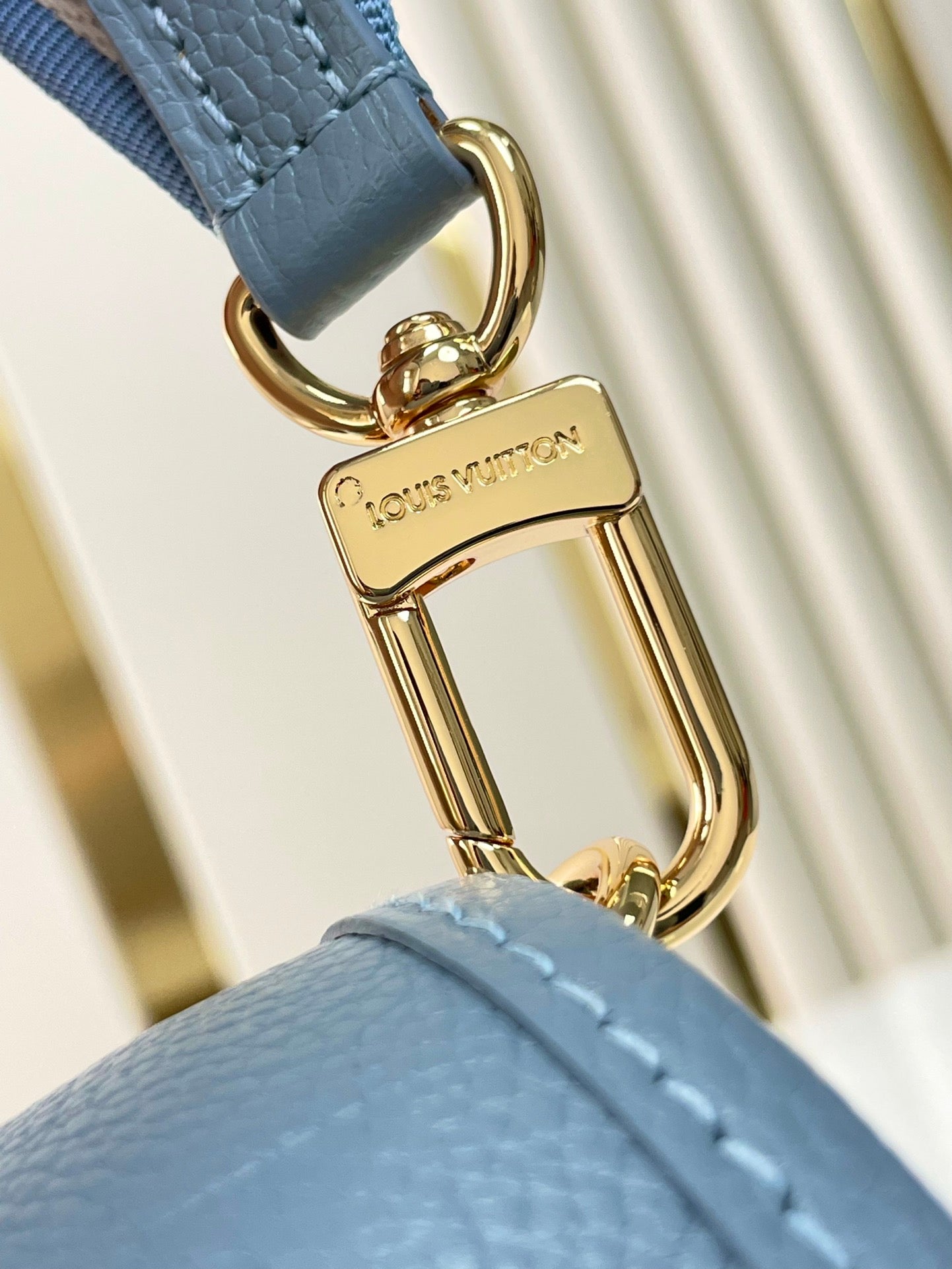 DIANE 23 EN CUIR EMPREINTE MONOGRAMME BLEU BEAU