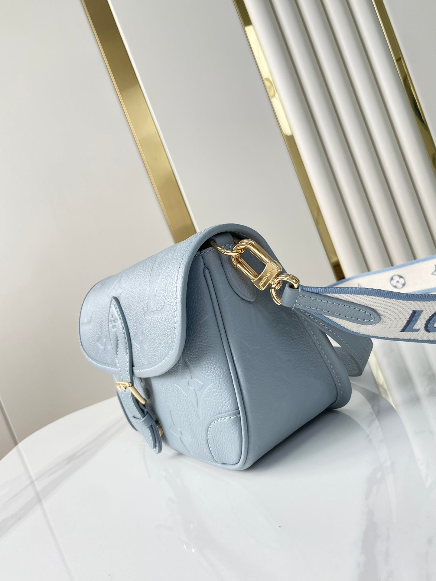 DIANE 23 EN CUIR EMPREINTE MONOGRAMME BLEU BEAU