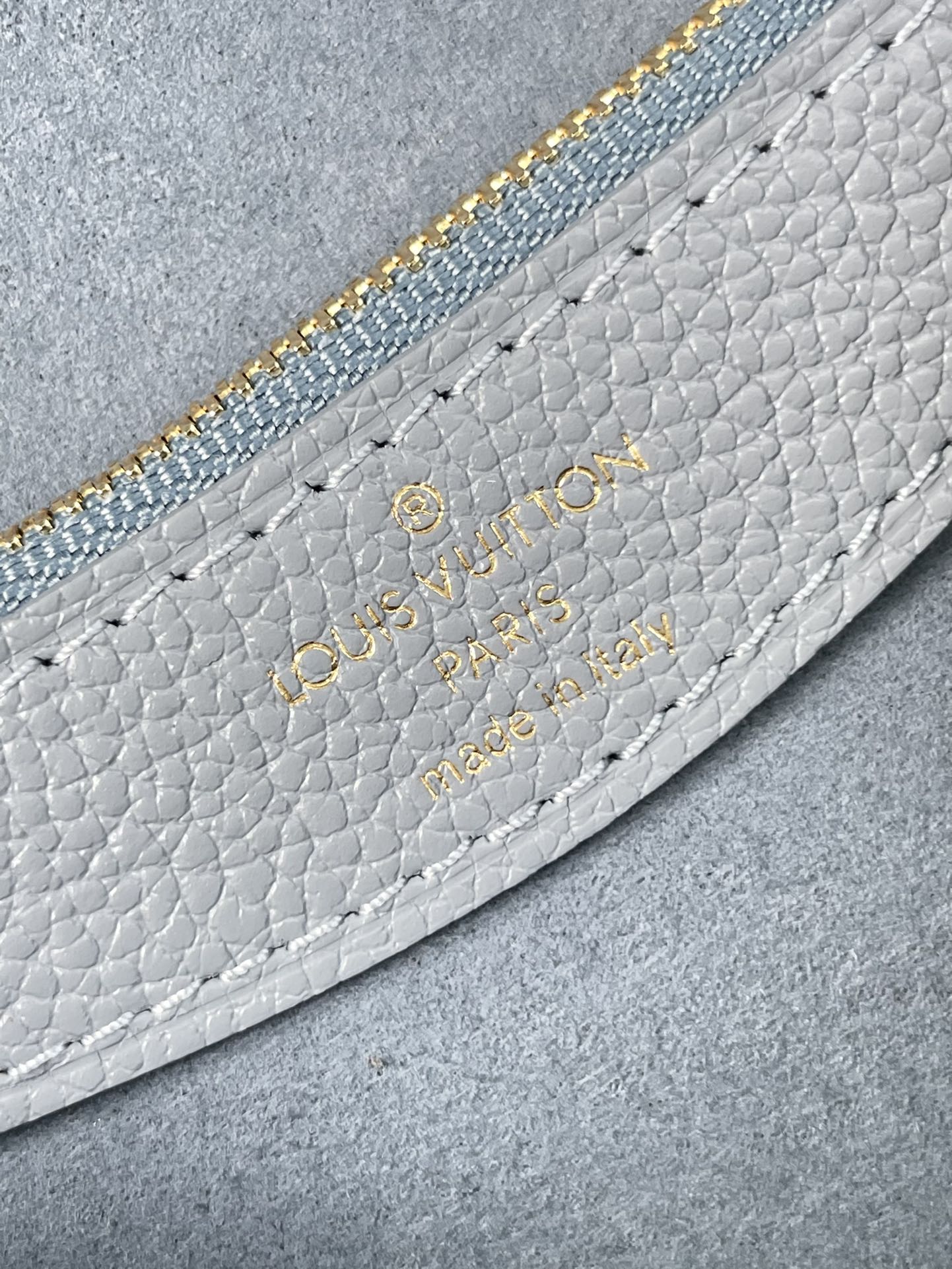 DIANE 23 EN CUIR EMPREINTE MONOGRAMME BLEU BEAU