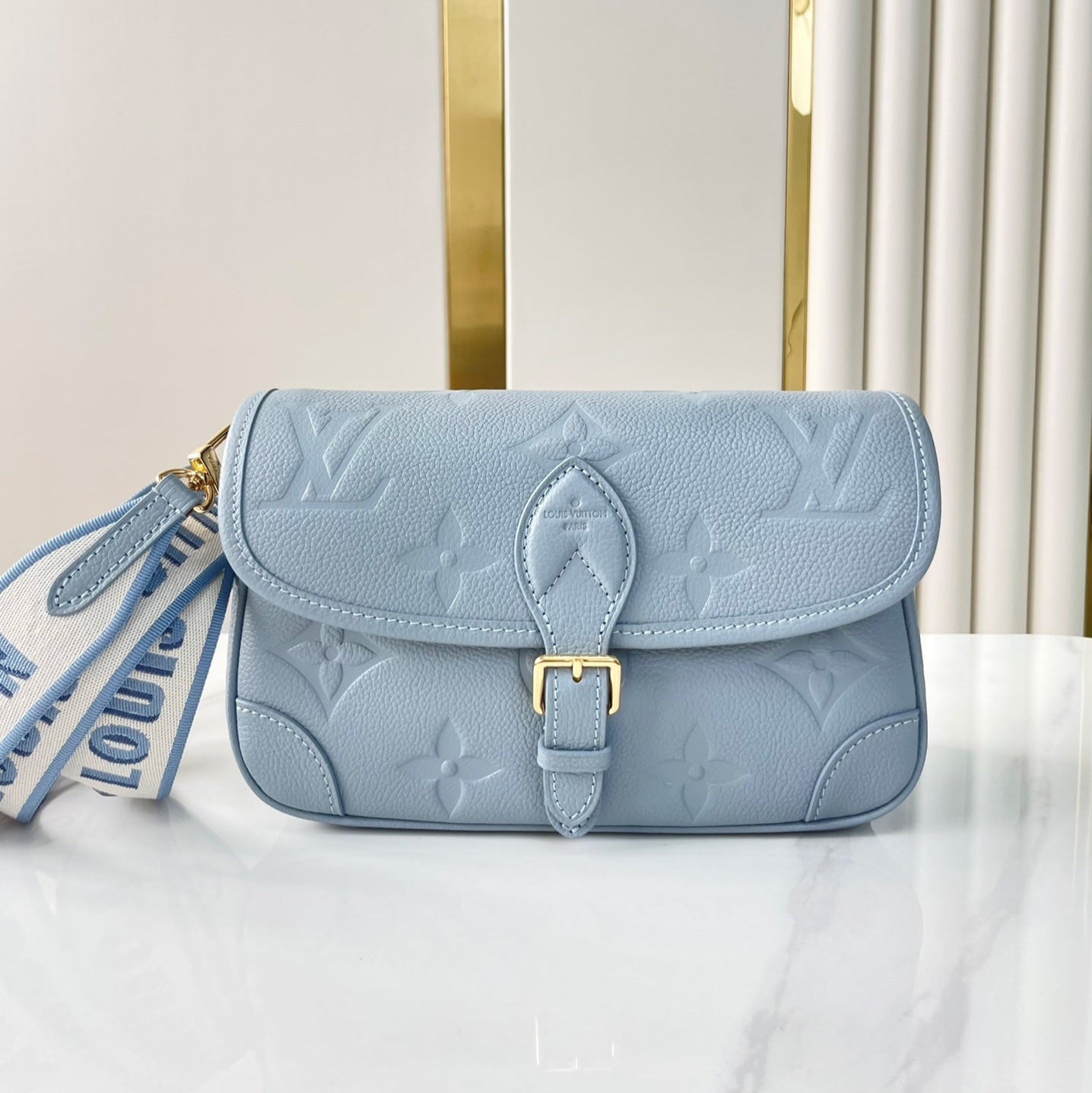 DIANE 23 EN CUIR EMPREINTE MONOGRAMME BLEU BEAU