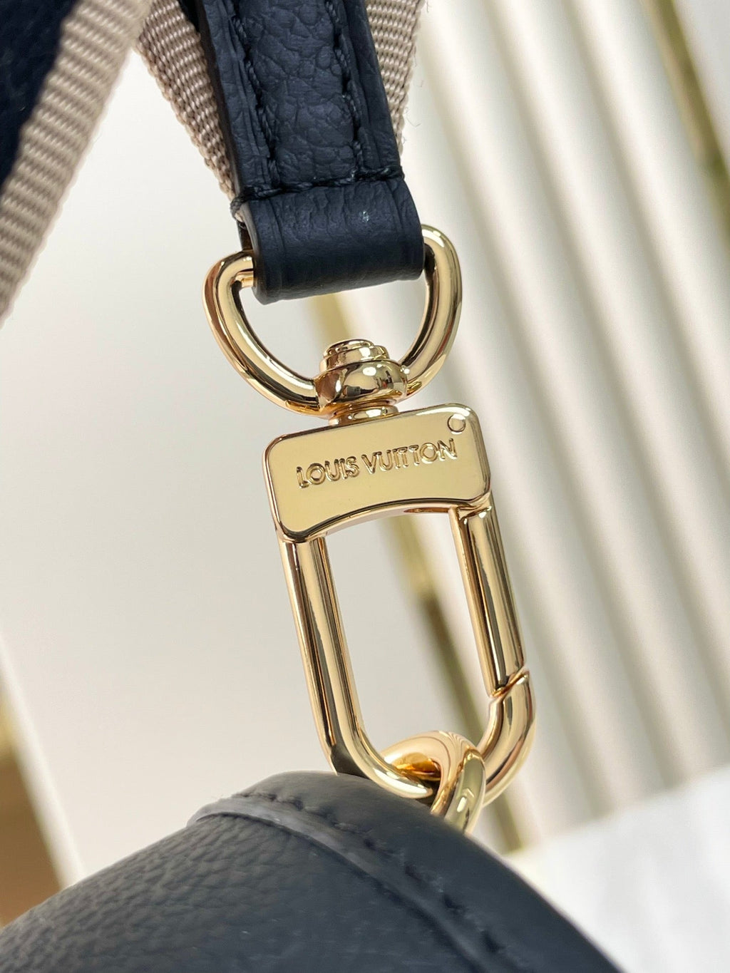 DIANE 23 EN CUIR EMPREINTE MONOGRAMME NOIR