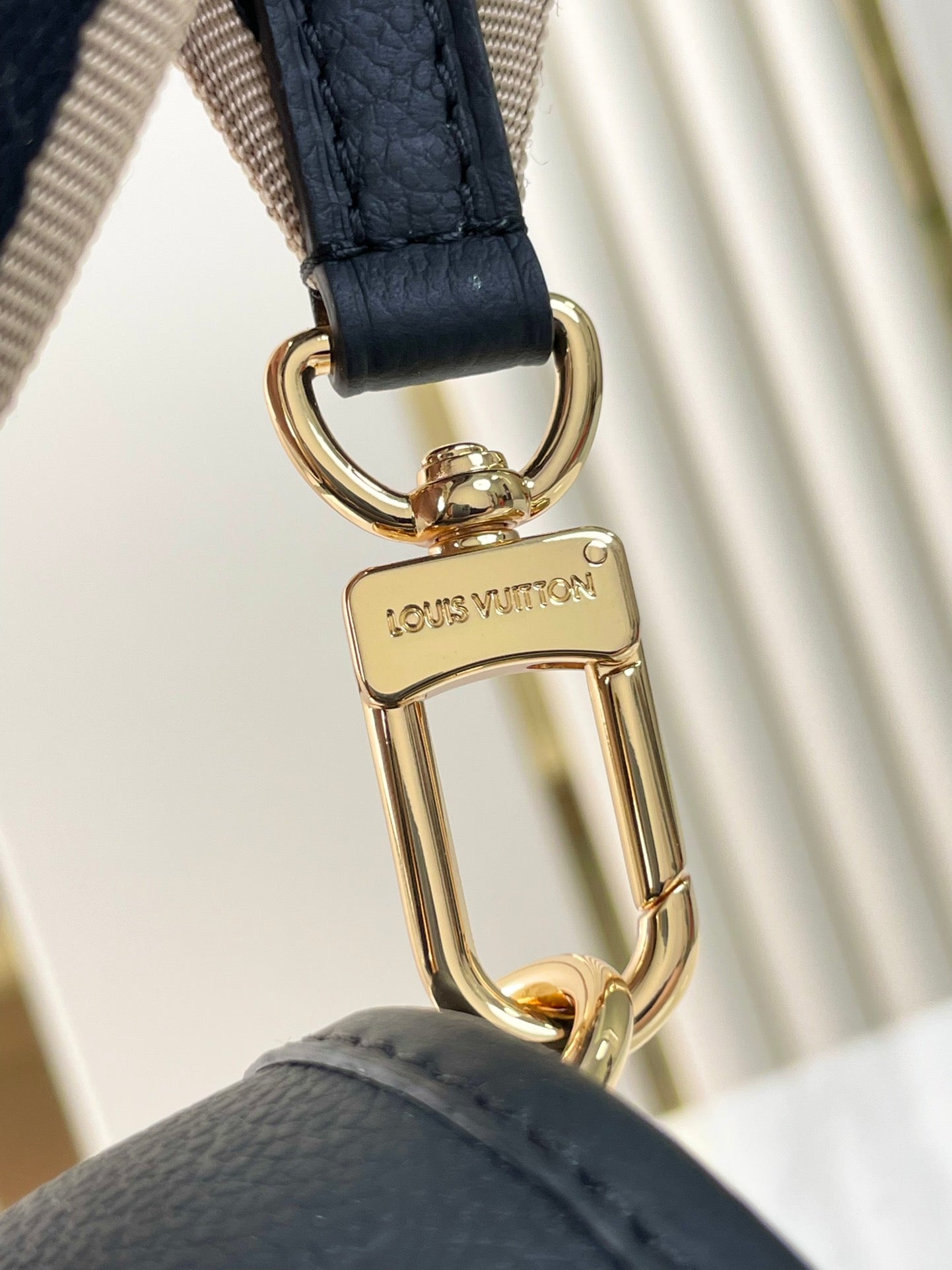DIANE 23 EN CUIR EMPREINTE MONOGRAMME NOIR