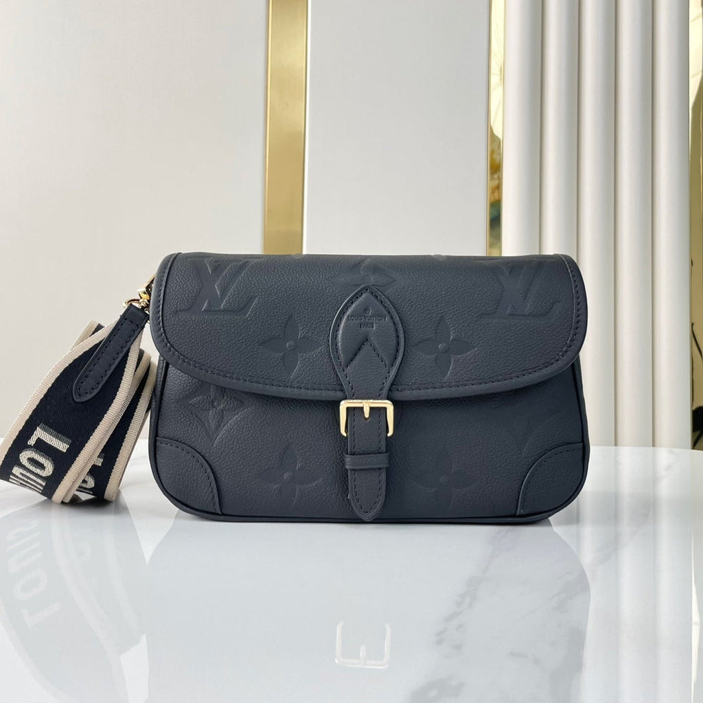 DIANE 23 EN CUIR EMPREINTE MONOGRAMME NOIR
