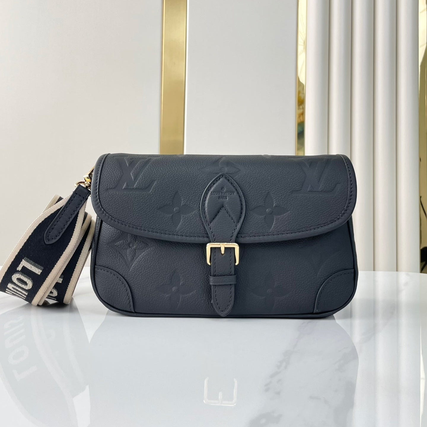 DIANE 23 EN CUIR EMPREINTE MONOGRAMME NOIR