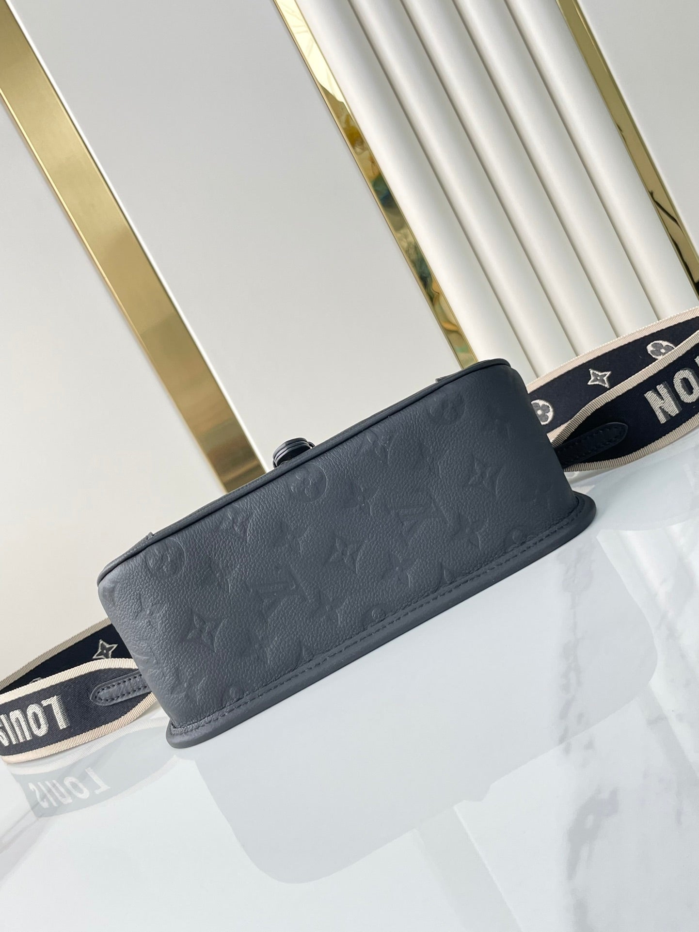 DIANE 23 EN CUIR EMPREINTE MONOGRAMME NOIR