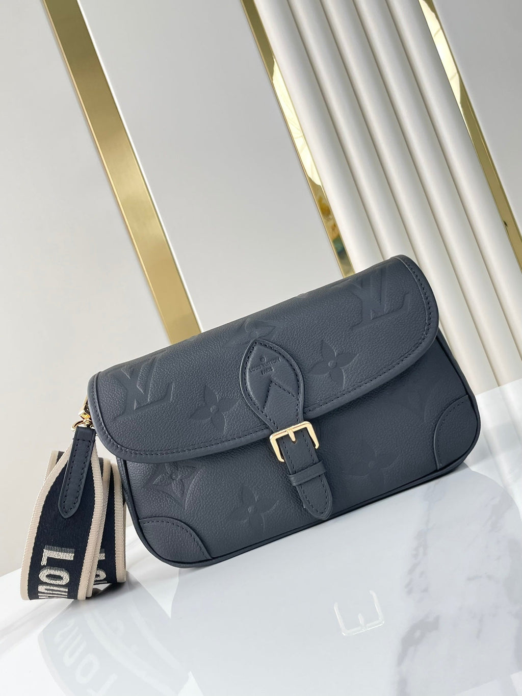 DIANE 23 EN CUIR EMPREINTE MONOGRAMME NOIR