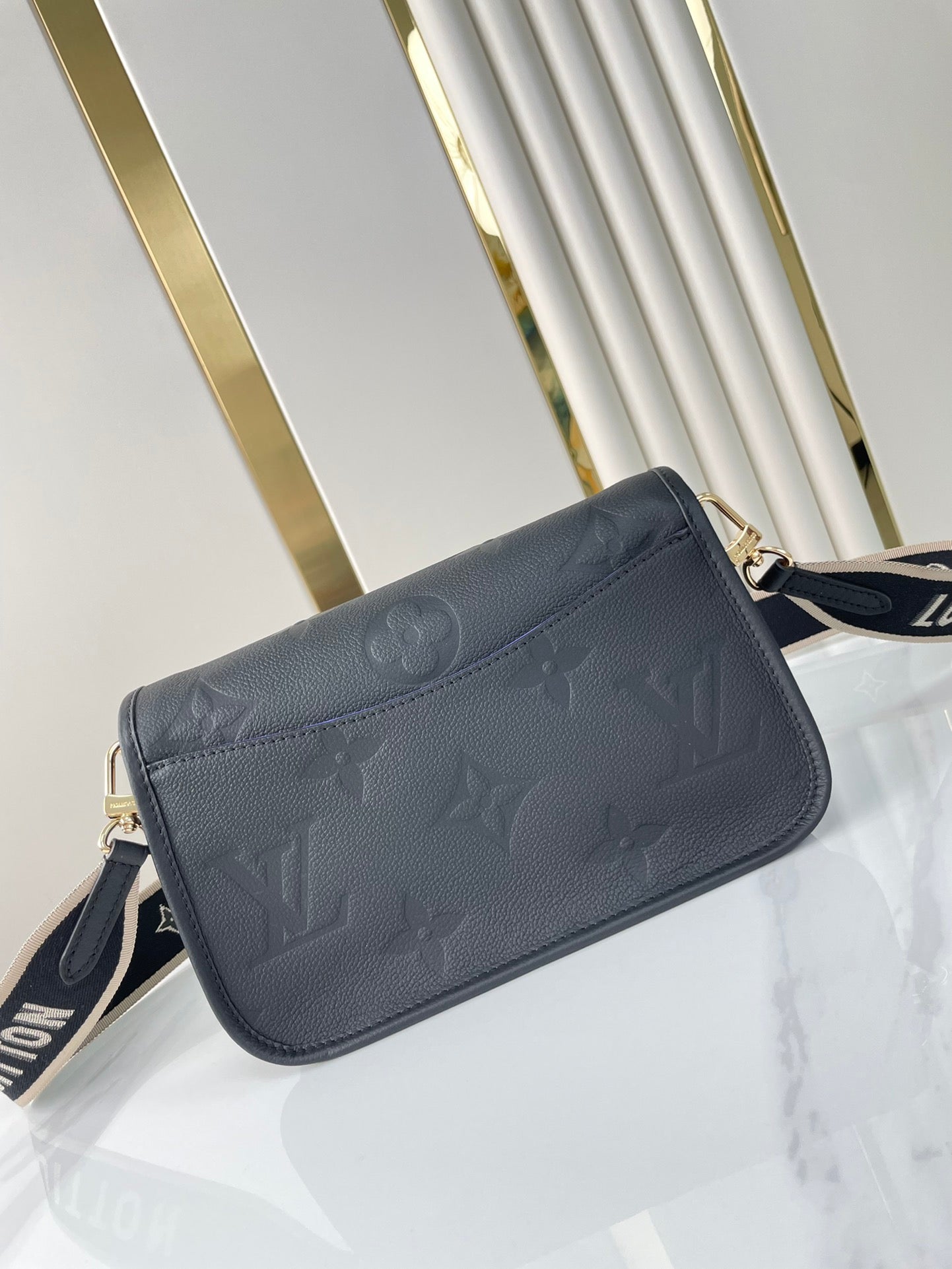 DIANE 23 EN CUIR EMPREINTE MONOGRAMME NOIR